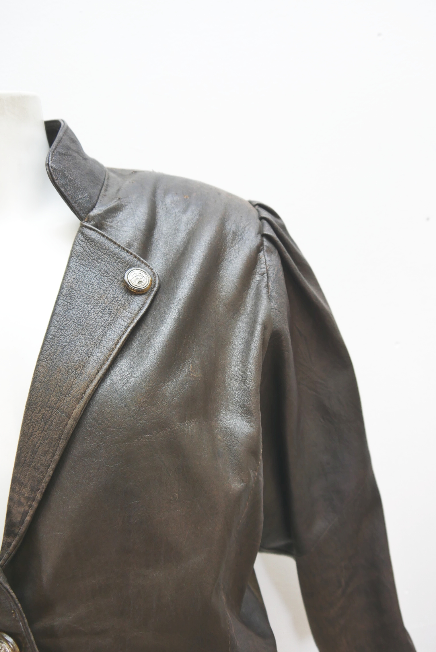 lederjacke-blazer-vintage-janker-damen-trachenjacke-leder-jacke-trachten-kurz-lang-sommer-individuell-tailliert-gebraucht-second-hand-80er-90er-lederjacke-dalo042-2