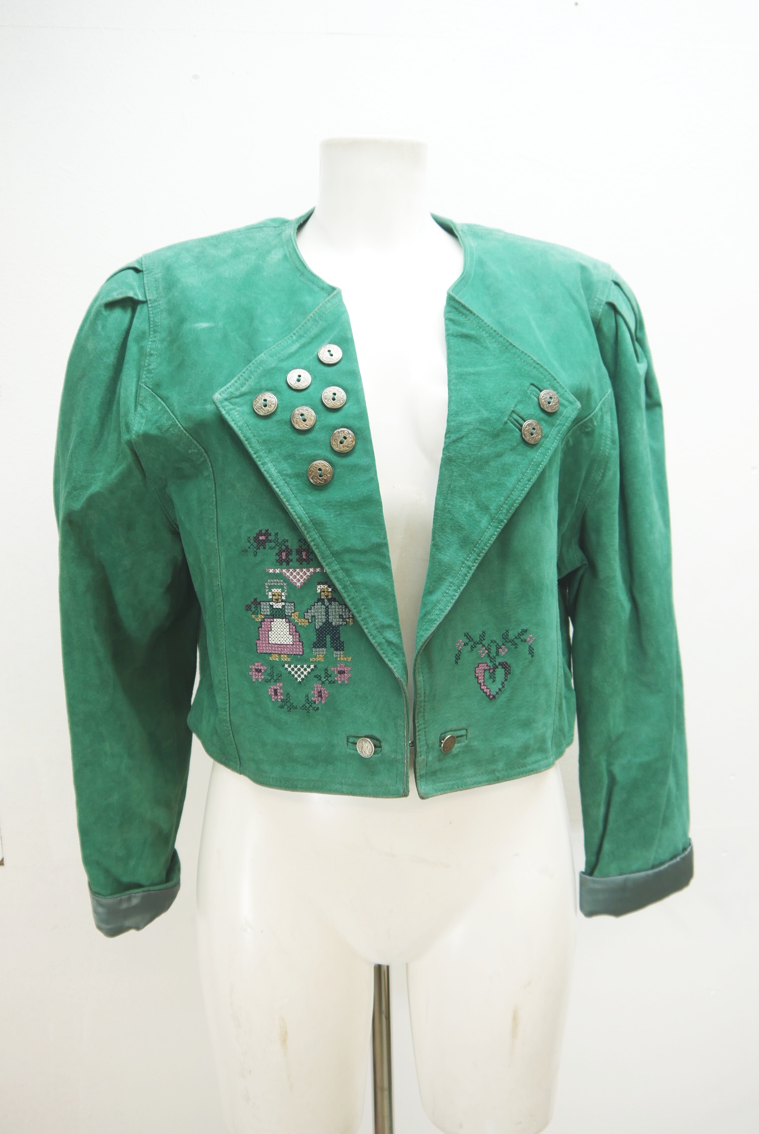 lederjacke-blazer-vintage-janker-damen-trachenjacke-leder-jacke-trachten-kurz-lang-sommer-individuell-tailliert-gebraucht-second-hand-80er-90er-lederjacke-dalo042-22