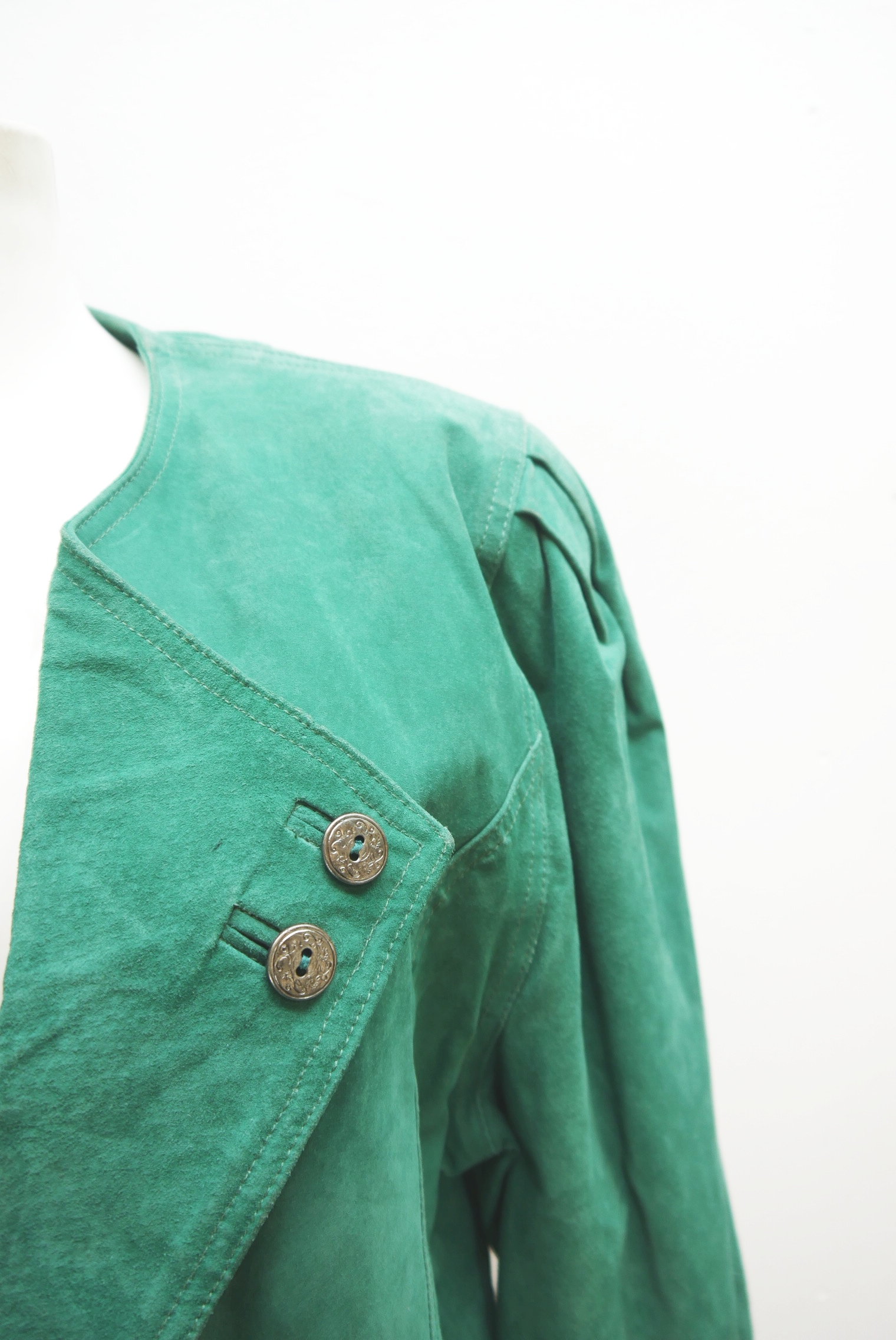 lederjacke-blazer-vintage-janker-damen-trachenjacke-leder-jacke-trachten-kurz-lang-sommer-individuell-tailliert-gebraucht-second-hand-80er-90er-lederjacke-dalo042-23