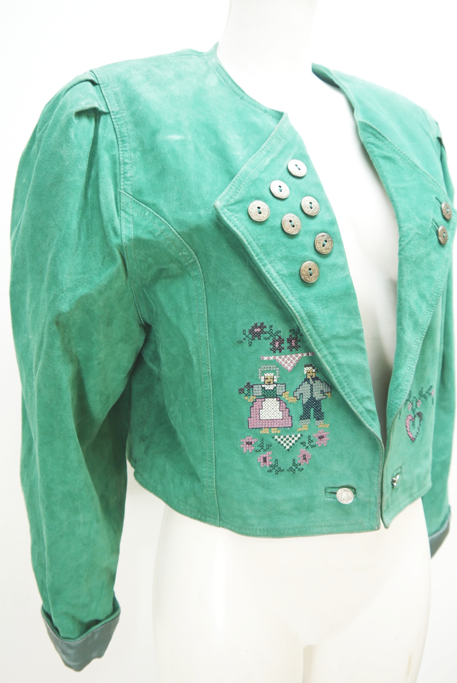 lederjacke-blazer-vintage-janker-damen-trachenjacke-leder-jacke-trachten-kurz-lang-sommer-individuell-tailliert-gebraucht-second-hand-80er-90er-lederjacke-dalo042-24