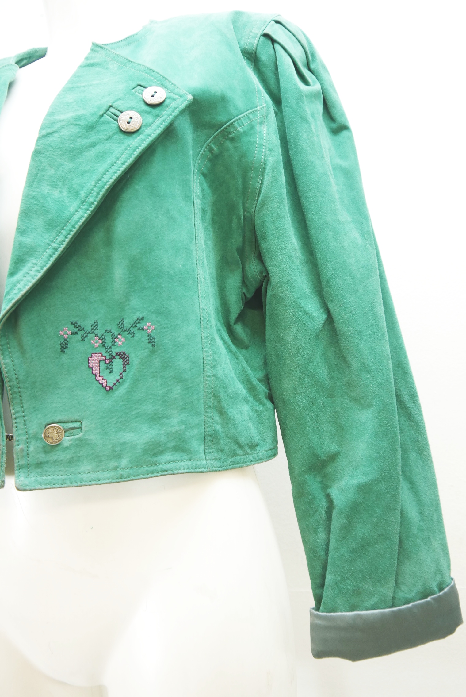 lederjacke-blazer-vintage-janker-damen-trachenjacke-leder-jacke-trachten-kurz-lang-sommer-individuell-tailliert-gebraucht-second-hand-80er-90er-lederjacke-dalo042-25