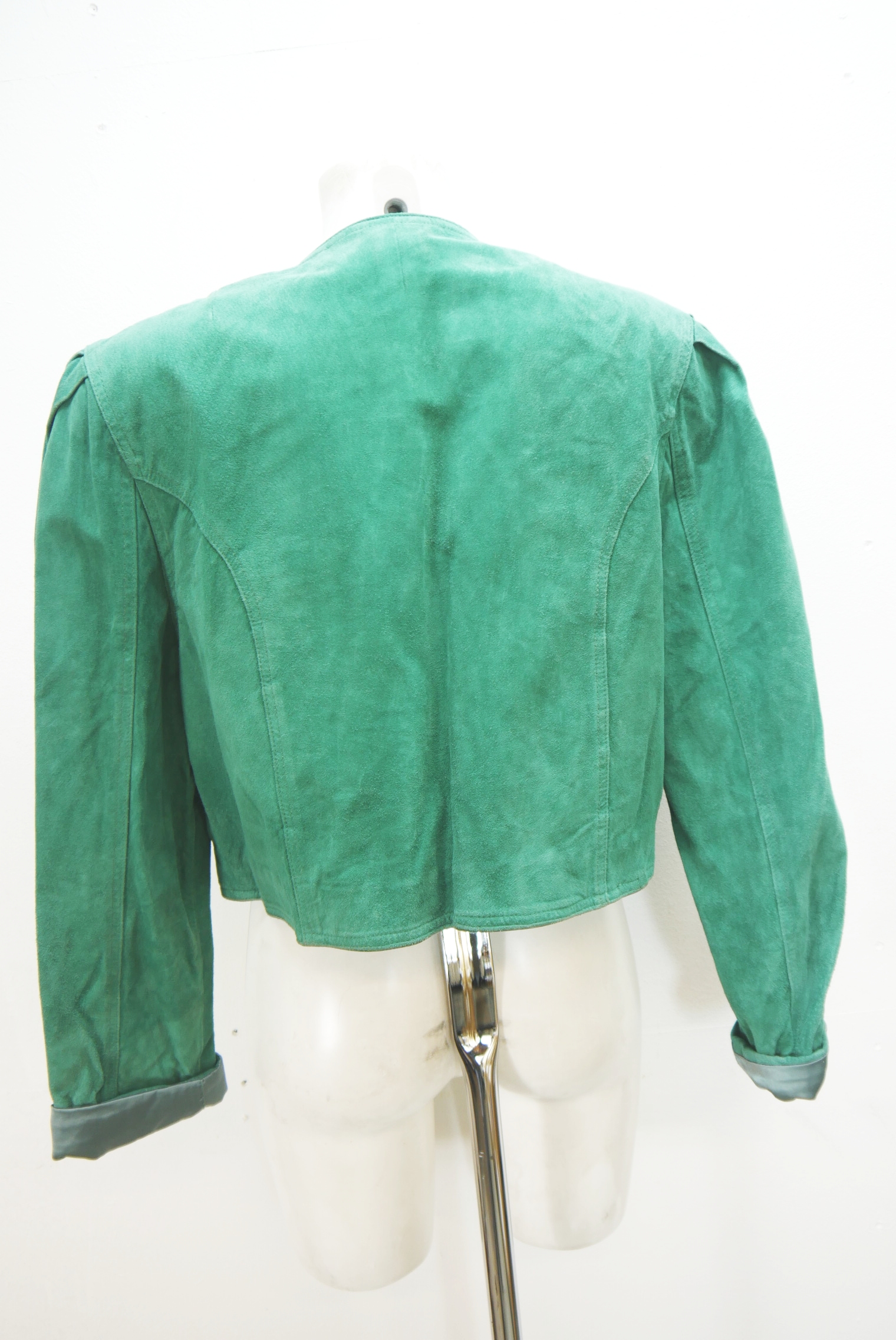 lederjacke-blazer-vintage-janker-damen-trachenjacke-leder-jacke-trachten-kurz-lang-sommer-individuell-tailliert-gebraucht-second-hand-80er-90er-lederjacke-dalo042-26