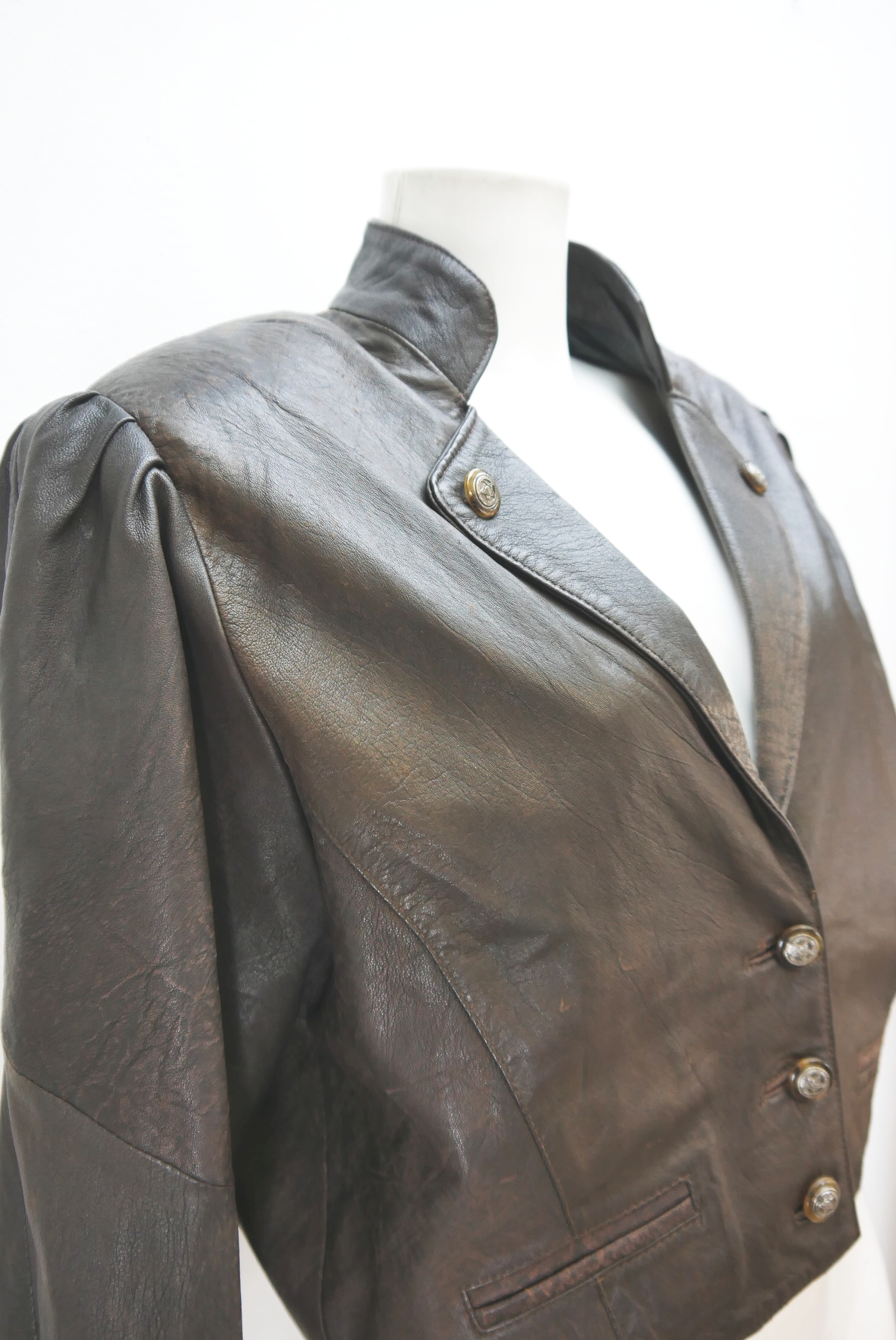 lederjacke-blazer-vintage-janker-damen-trachenjacke-leder-jacke-trachten-kurz-lang-sommer-individuell-tailliert-gebraucht-second-hand-80er-90er-lederjacke-dalo042-3