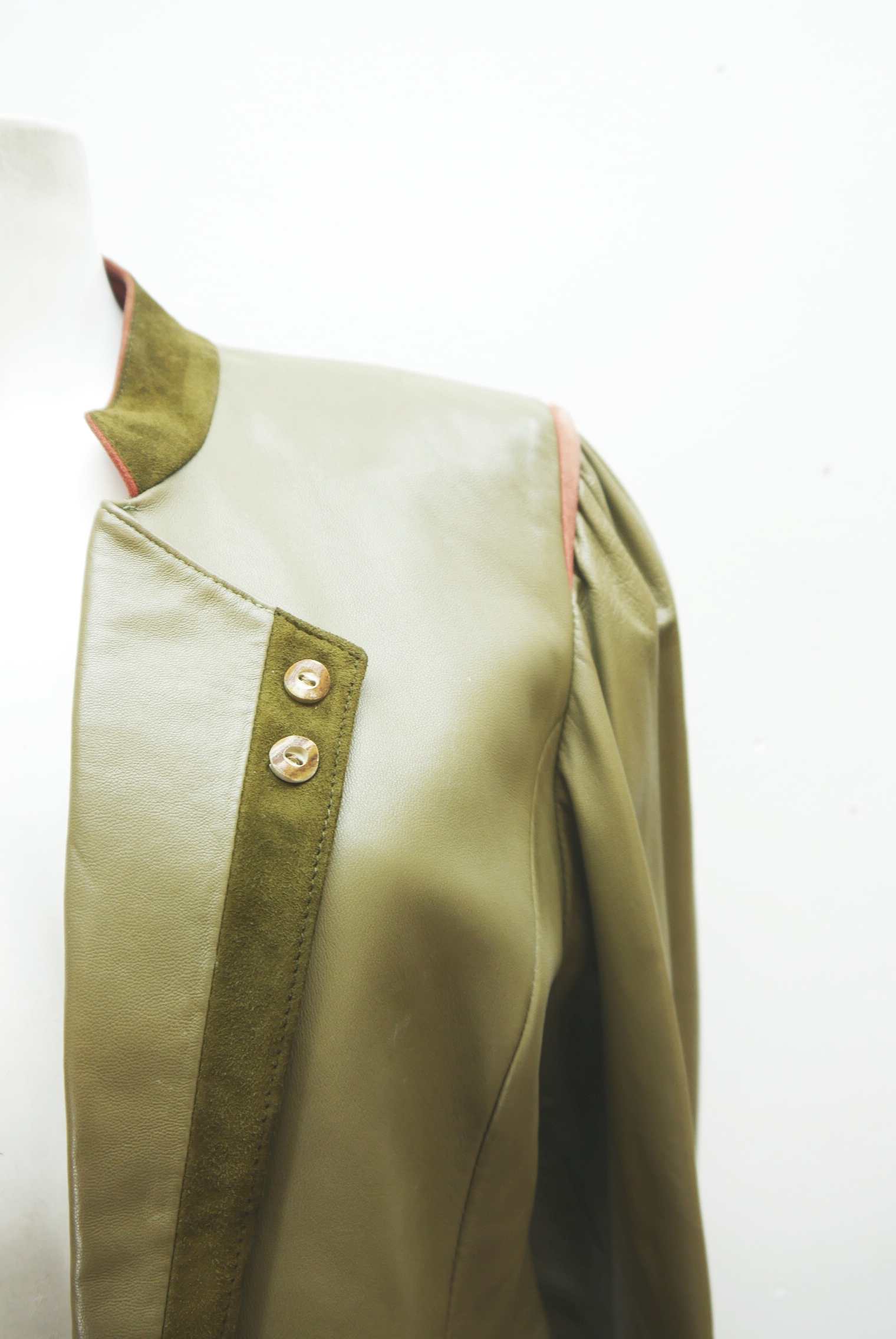 lederjacke-blazer-vintage-janker-damen-trachenjacke-leder-jacke-trachten-kurz-lang-sommer-individuell-tailliert-gebraucht-second-hand-80er-90er-lederjacke-dalo042-35