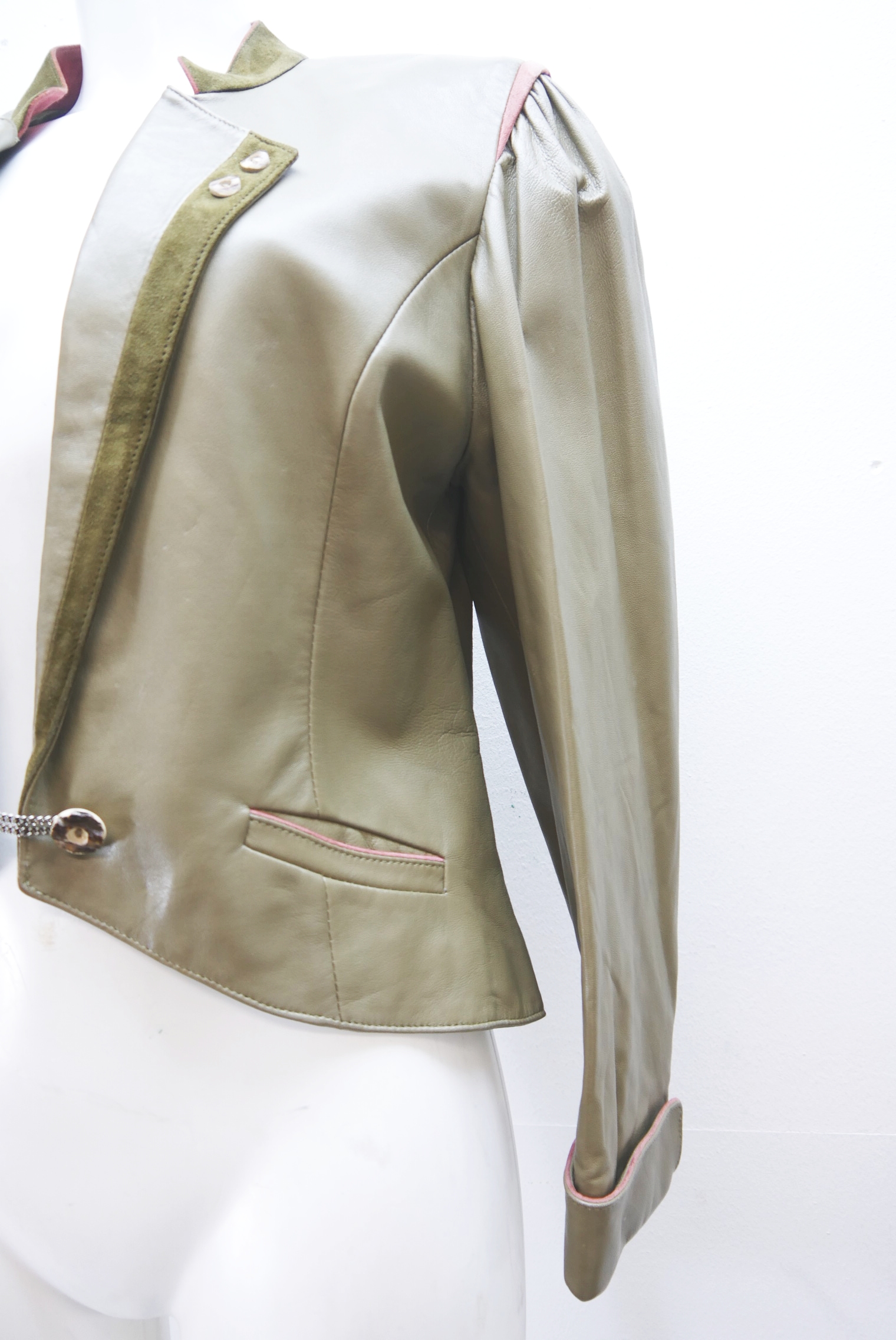 lederjacke-blazer-vintage-janker-damen-trachenjacke-leder-jacke-trachten-kurz-lang-sommer-individuell-tailliert-gebraucht-second-hand-80er-90er-lederjacke-dalo042-37