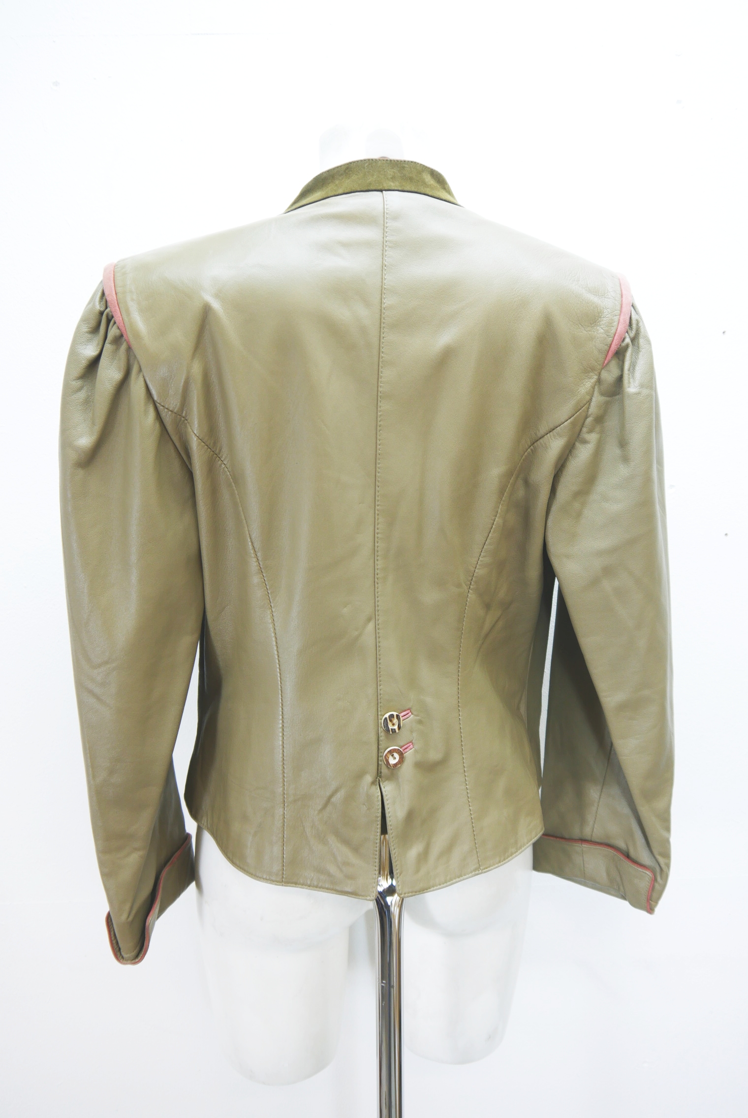 lederjacke-blazer-vintage-janker-damen-trachenjacke-leder-jacke-trachten-kurz-lang-sommer-individuell-tailliert-gebraucht-second-hand-80er-90er-lederjacke-dalo042-38