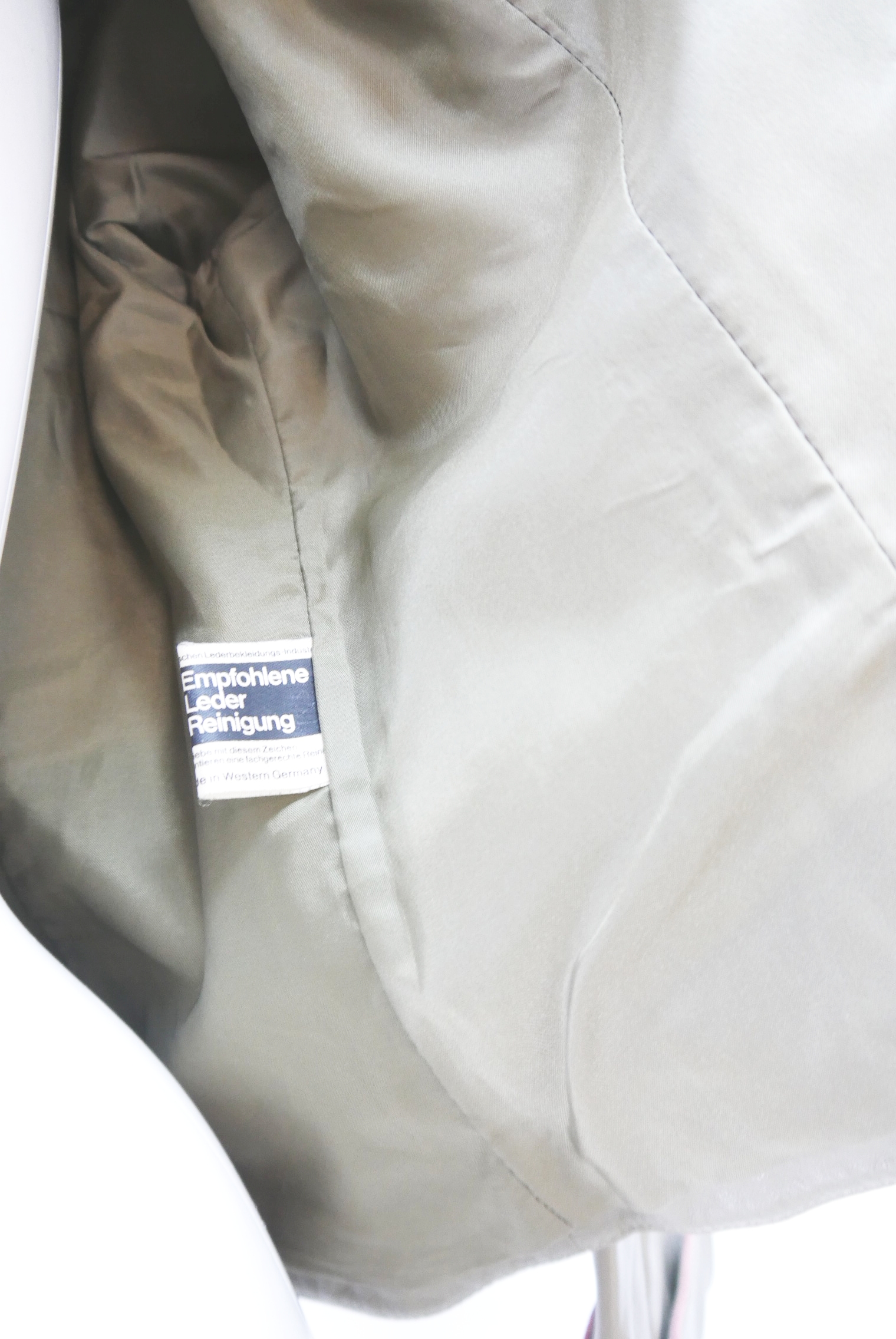 lederjacke-blazer-vintage-janker-damen-trachenjacke-leder-jacke-trachten-kurz-lang-sommer-individuell-tailliert-gebraucht-second-hand-80er-90er-lederjacke-dalo042-39