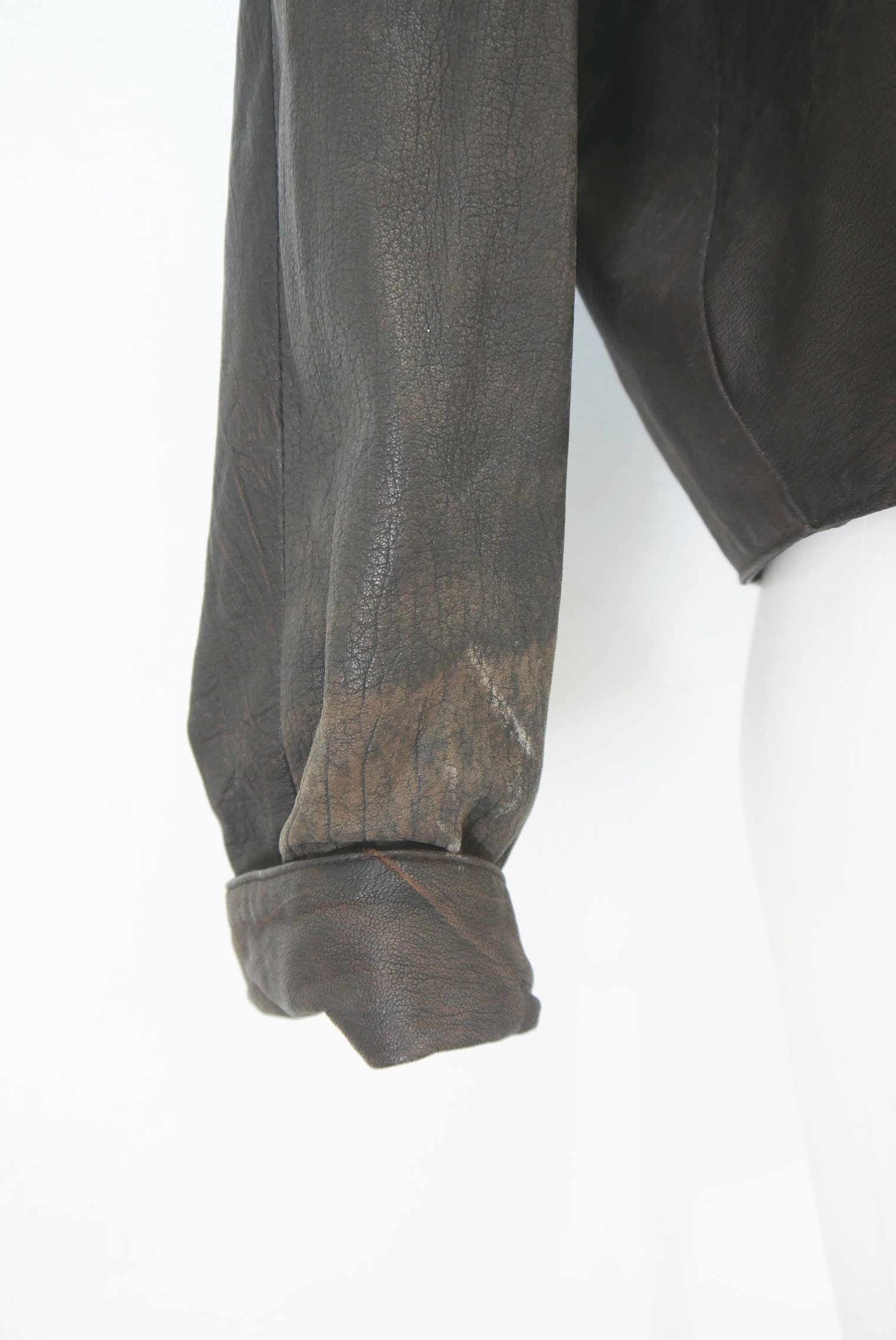 lederjacke-blazer-vintage-janker-damen-trachenjacke-leder-jacke-trachten-kurz-lang-sommer-individuell-tailliert-gebraucht-second-hand-80er-90er-lederjacke-dalo042-4