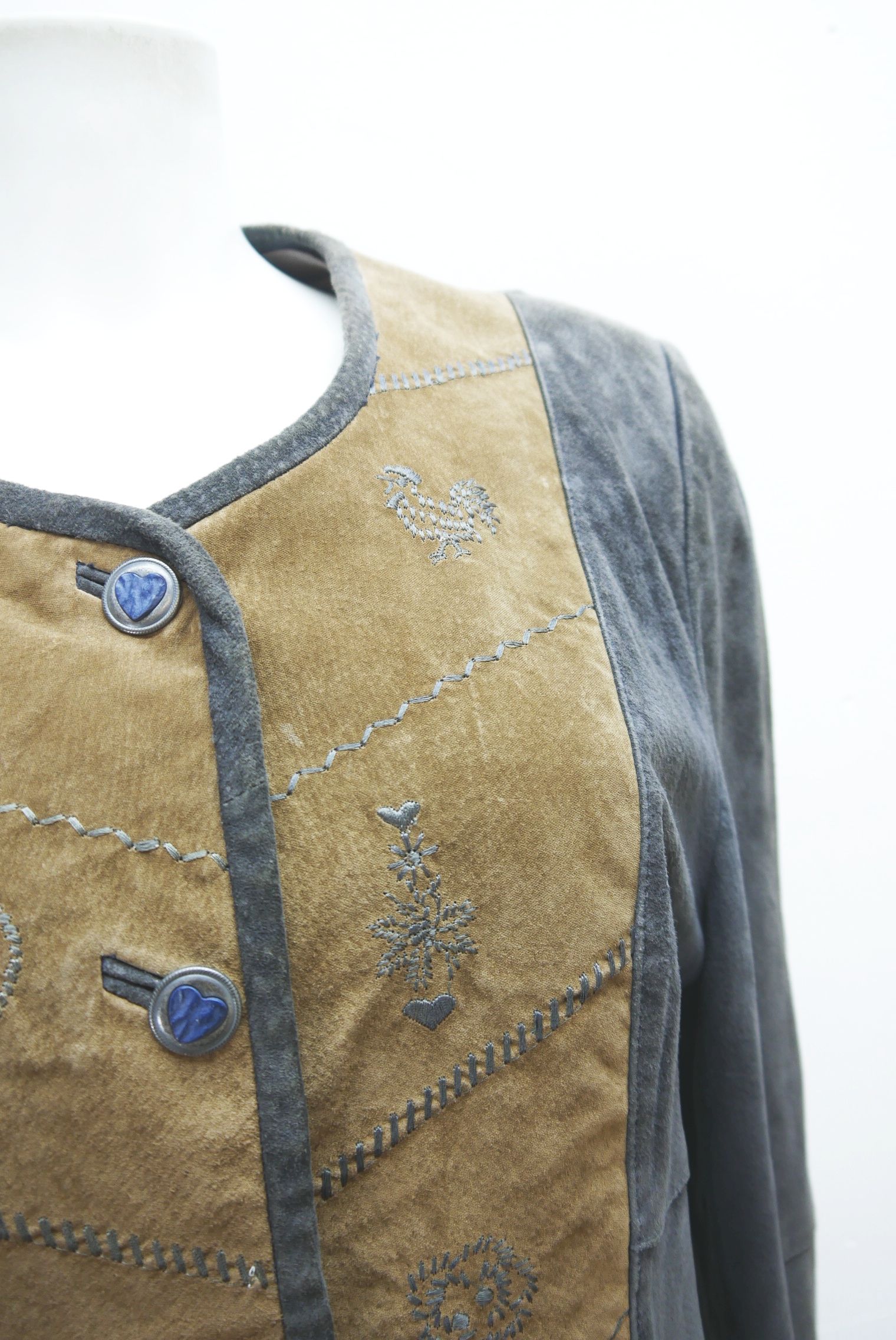 lederjacke-blazer-vintage-janker-damen-trachenjacke-leder-jacke-trachten-kurz-lang-sommer-individuell-tailliert-gebraucht-second-hand-80er-90er-lederjacke-dalo042-53