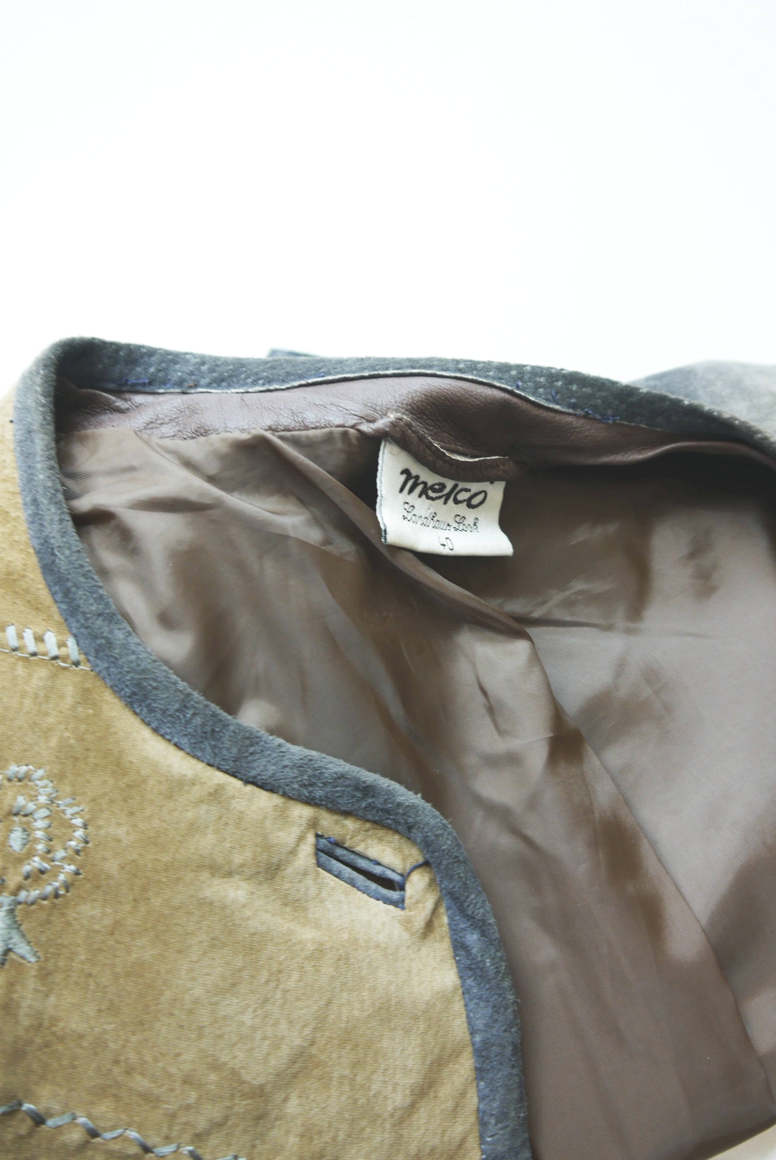 lederjacke-blazer-vintage-janker-damen-trachenjacke-leder-jacke-trachten-kurz-lang-sommer-individuell-tailliert-gebraucht-second-hand-80er-90er-lederjacke-dalo042-57