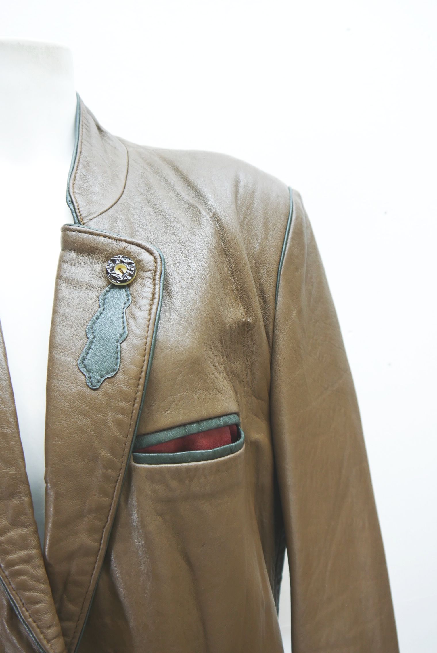 lederjacke-blazer-vintage-janker-damen-trachenjacke-leder-jacke-trachten-kurz-lang-sommer-individuell-tailliert-gebraucht-second-hand-80er-90er-lederjacke-dalo042-59