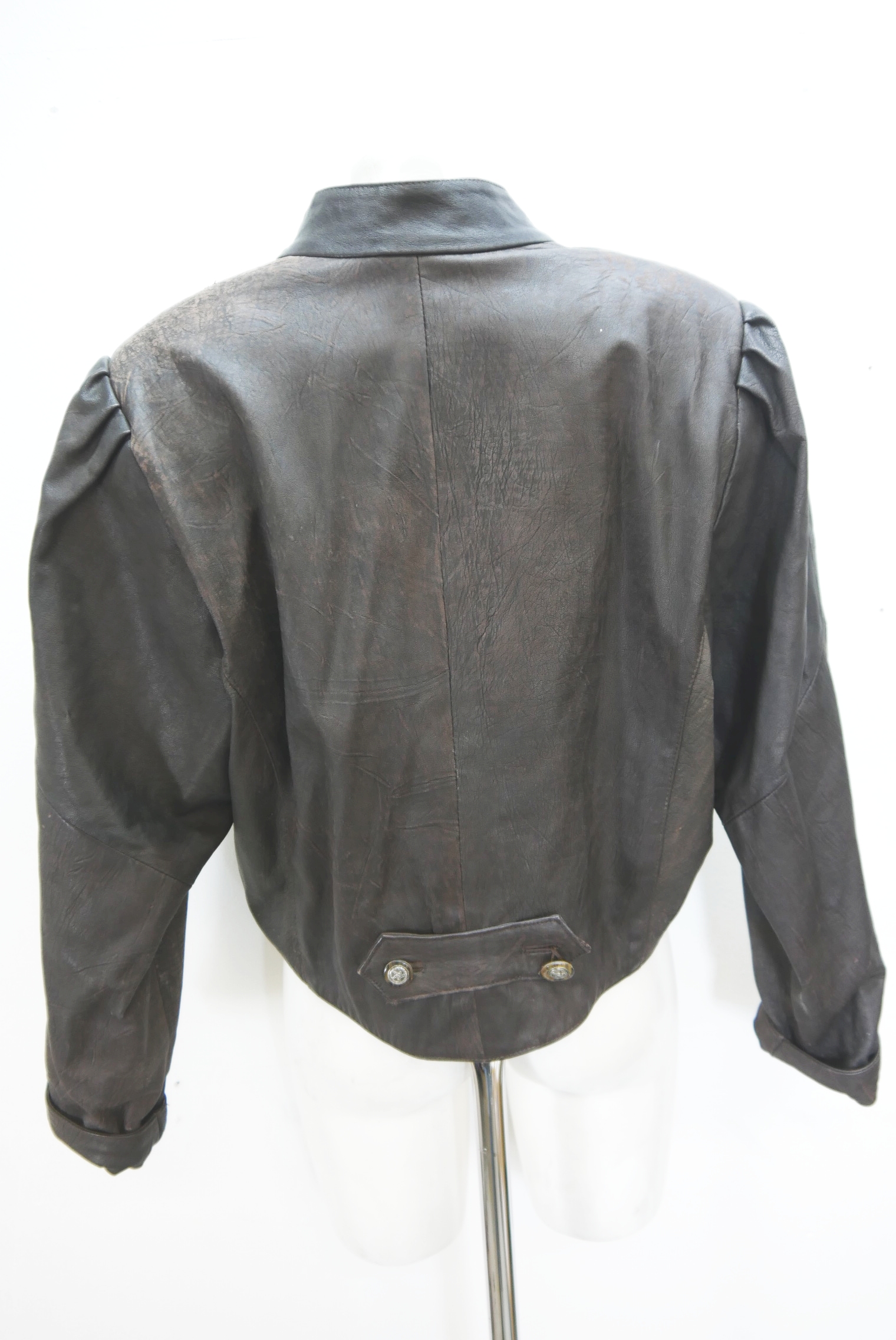 lederjacke-blazer-vintage-janker-damen-trachenjacke-leder-jacke-trachten-kurz-lang-sommer-individuell-tailliert-gebraucht-second-hand-80er-90er-lederjacke-dalo042-6