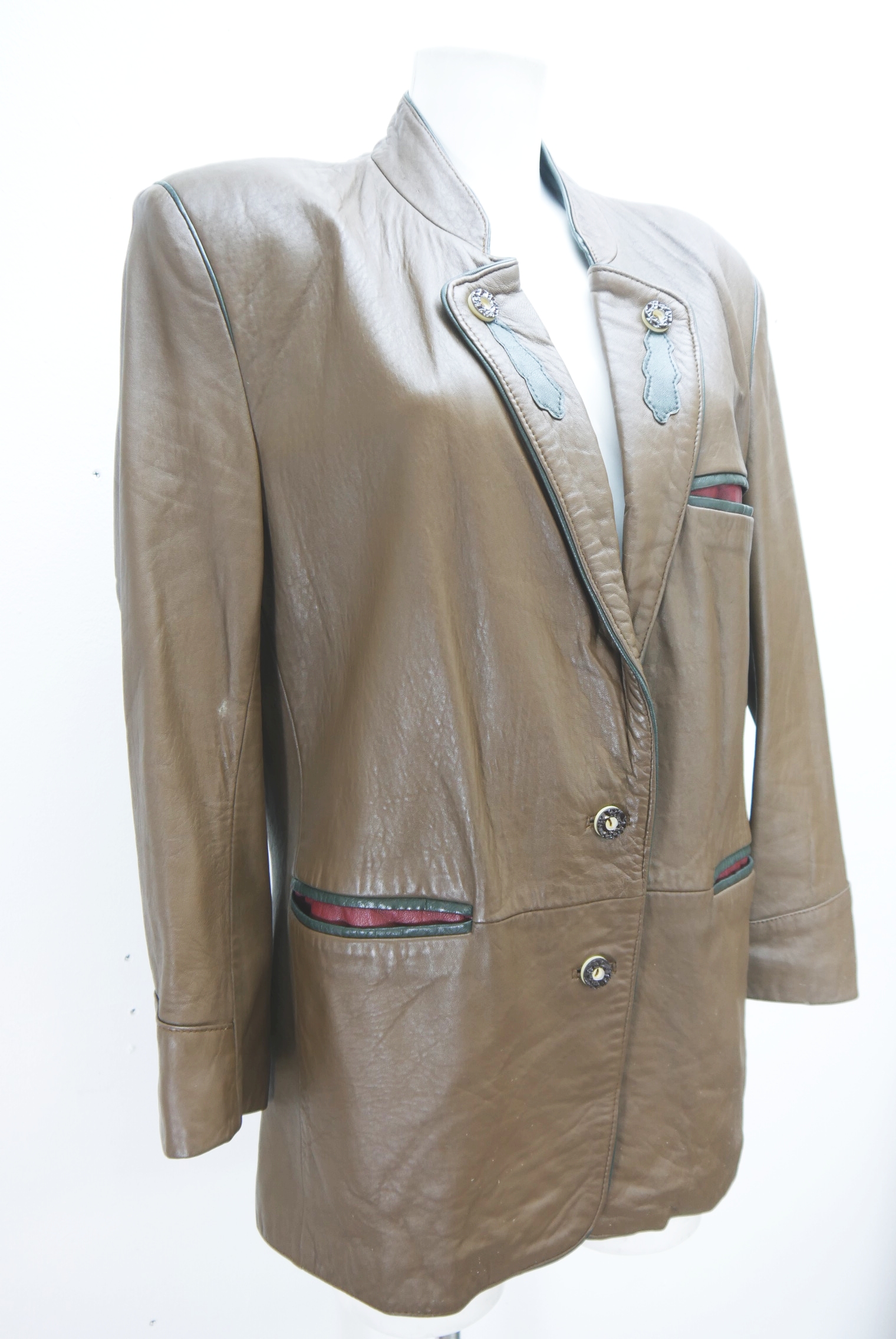 lederjacke-blazer-vintage-janker-damen-trachenjacke-leder-jacke-trachten-kurz-lang-sommer-individuell-tailliert-gebraucht-second-hand-80er-90er-lederjacke-dalo042-60