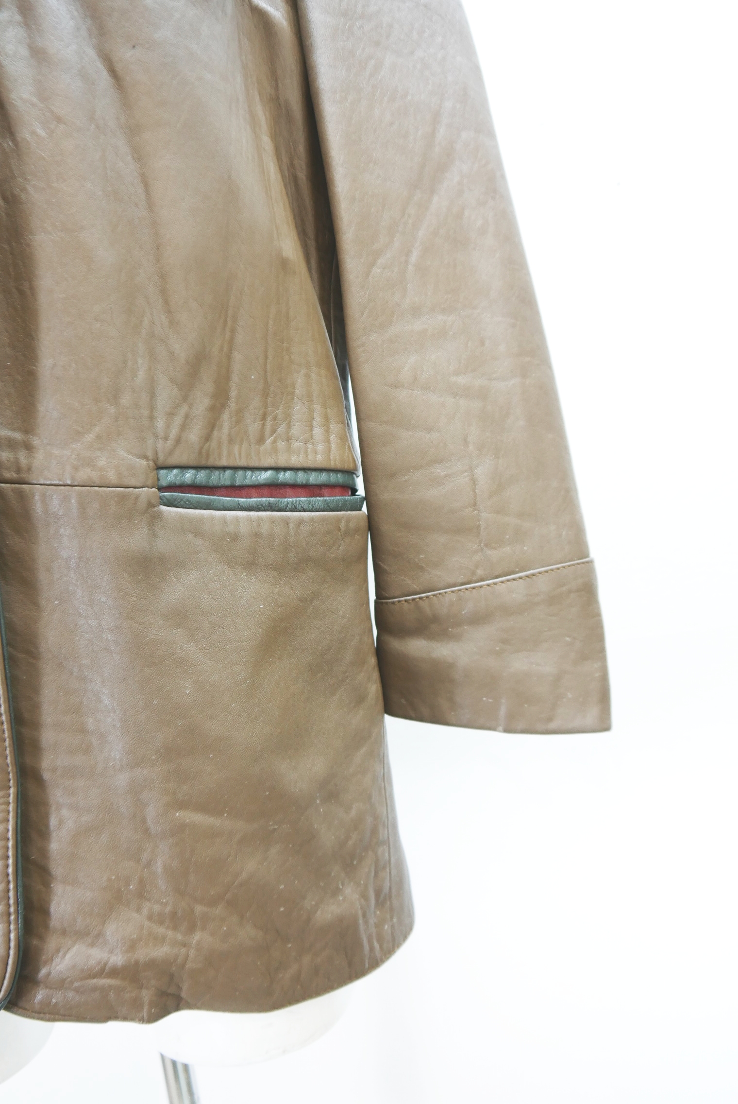 lederjacke-blazer-vintage-janker-damen-trachenjacke-leder-jacke-trachten-kurz-lang-sommer-individuell-tailliert-gebraucht-second-hand-80er-90er-lederjacke-dalo042-61