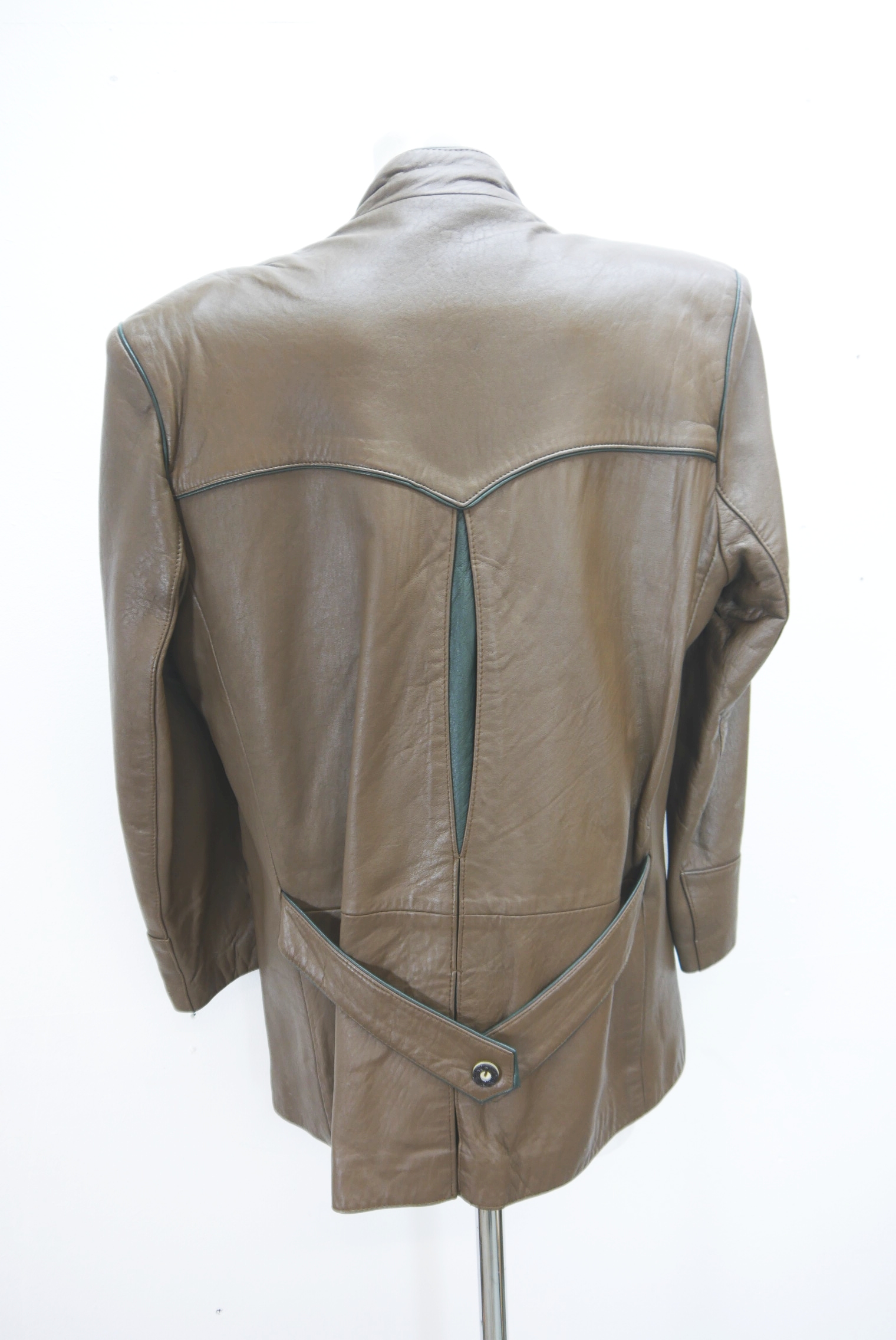 lederjacke-blazer-vintage-janker-damen-trachenjacke-leder-jacke-trachten-kurz-lang-sommer-individuell-tailliert-gebraucht-second-hand-80er-90er-lederjacke-dalo042-62