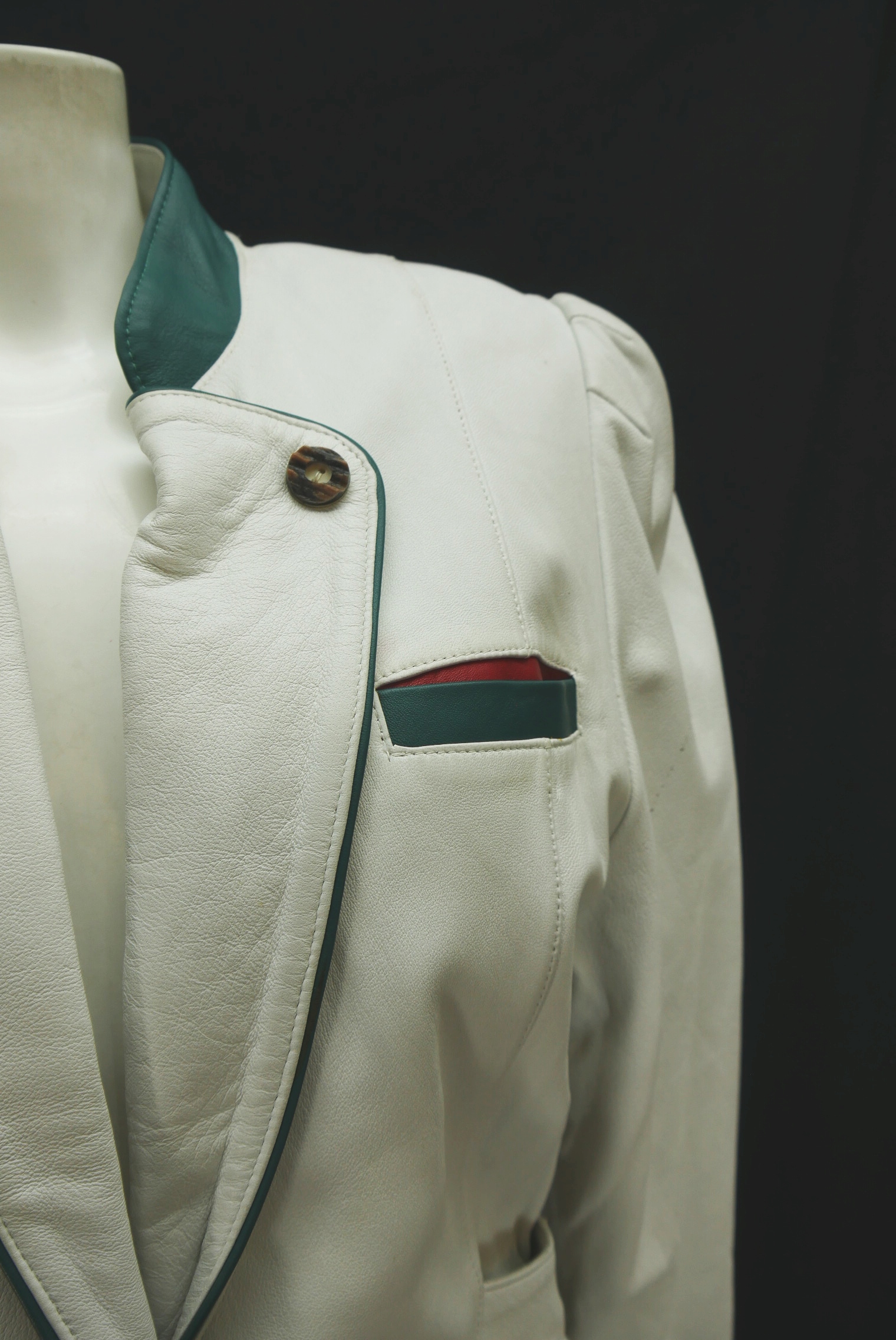 lederjacke-blazer-vintage-janker-damen-trachenjacke-leder-jacke-trachten-kurz-lang-sommer-individuell-tailliert-gebraucht-second-hand-80er-90er-lederjacke-dalo042-65