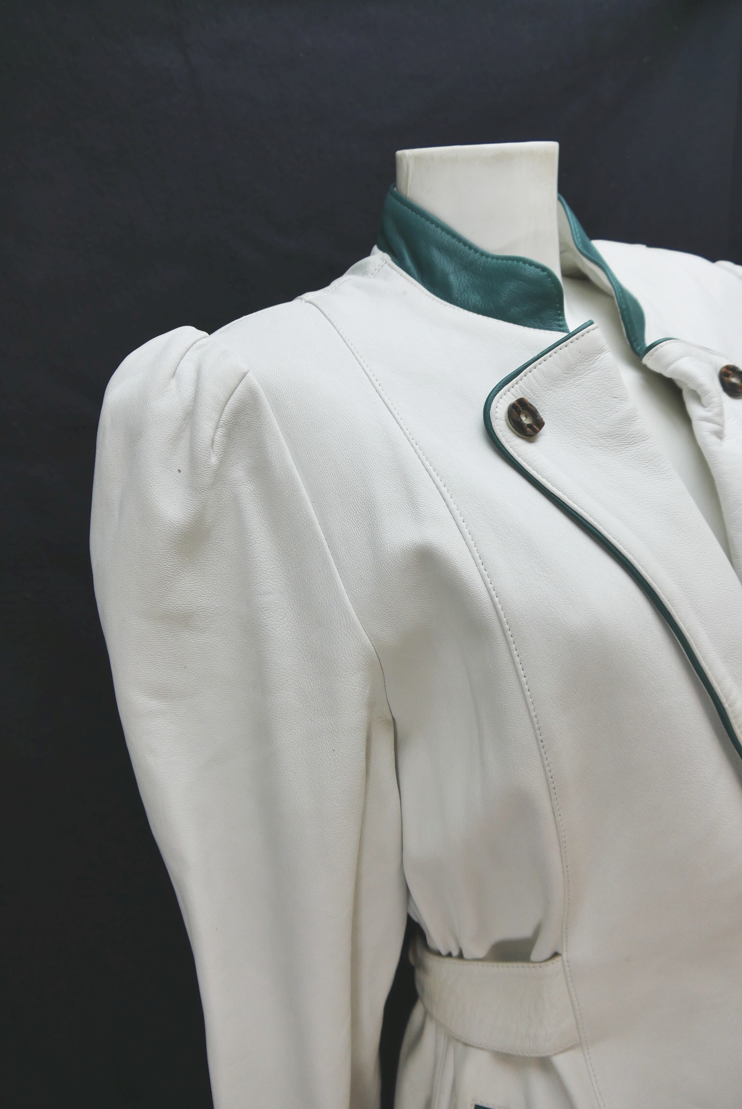 lederjacke-blazer-vintage-janker-damen-trachenjacke-leder-jacke-trachten-kurz-lang-sommer-individuell-tailliert-gebraucht-second-hand-80er-90er-lederjacke-dalo042-66