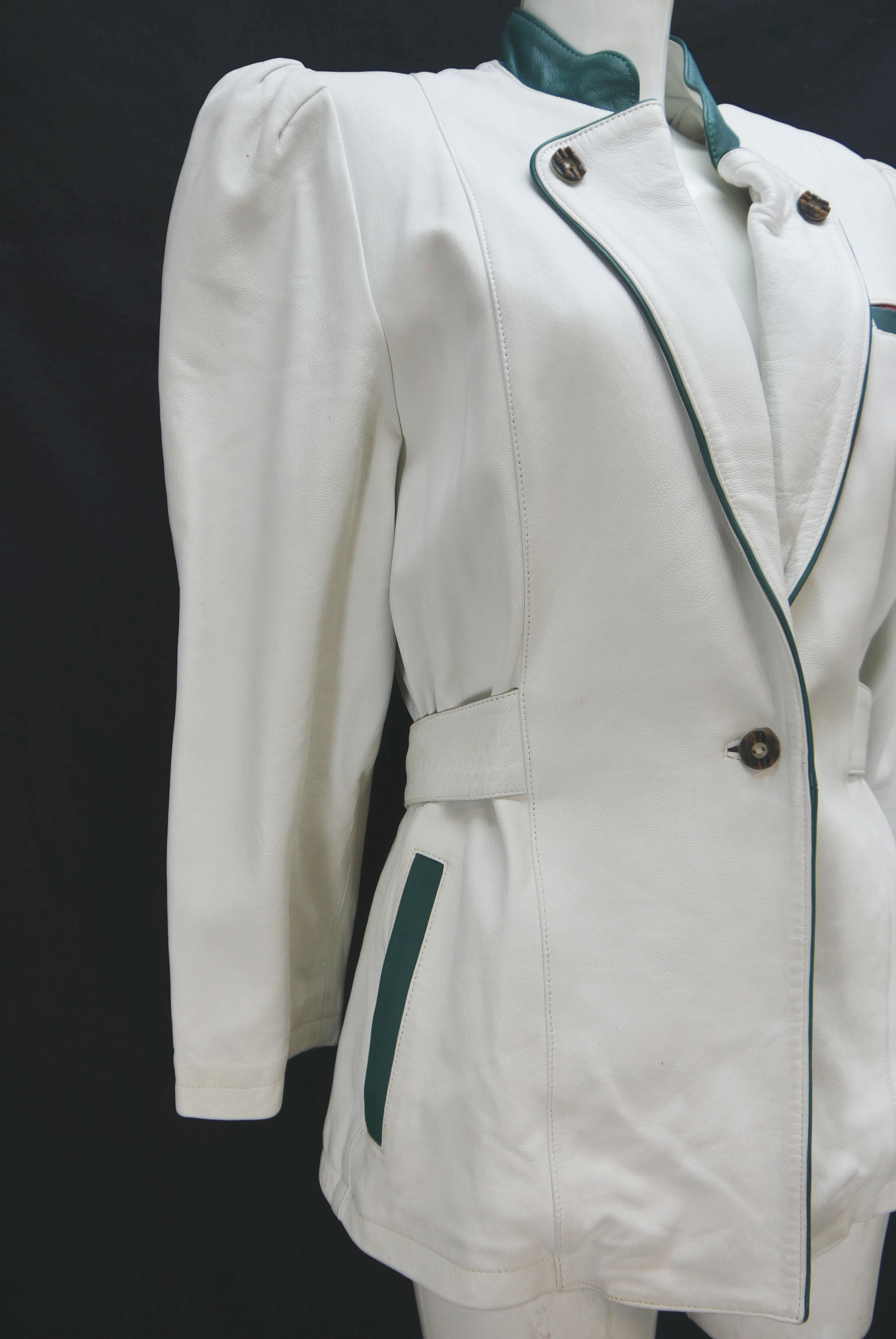 lederjacke-blazer-vintage-janker-damen-trachenjacke-leder-jacke-trachten-kurz-lang-sommer-individuell-tailliert-gebraucht-second-hand-80er-90er-lederjacke-dalo042-67