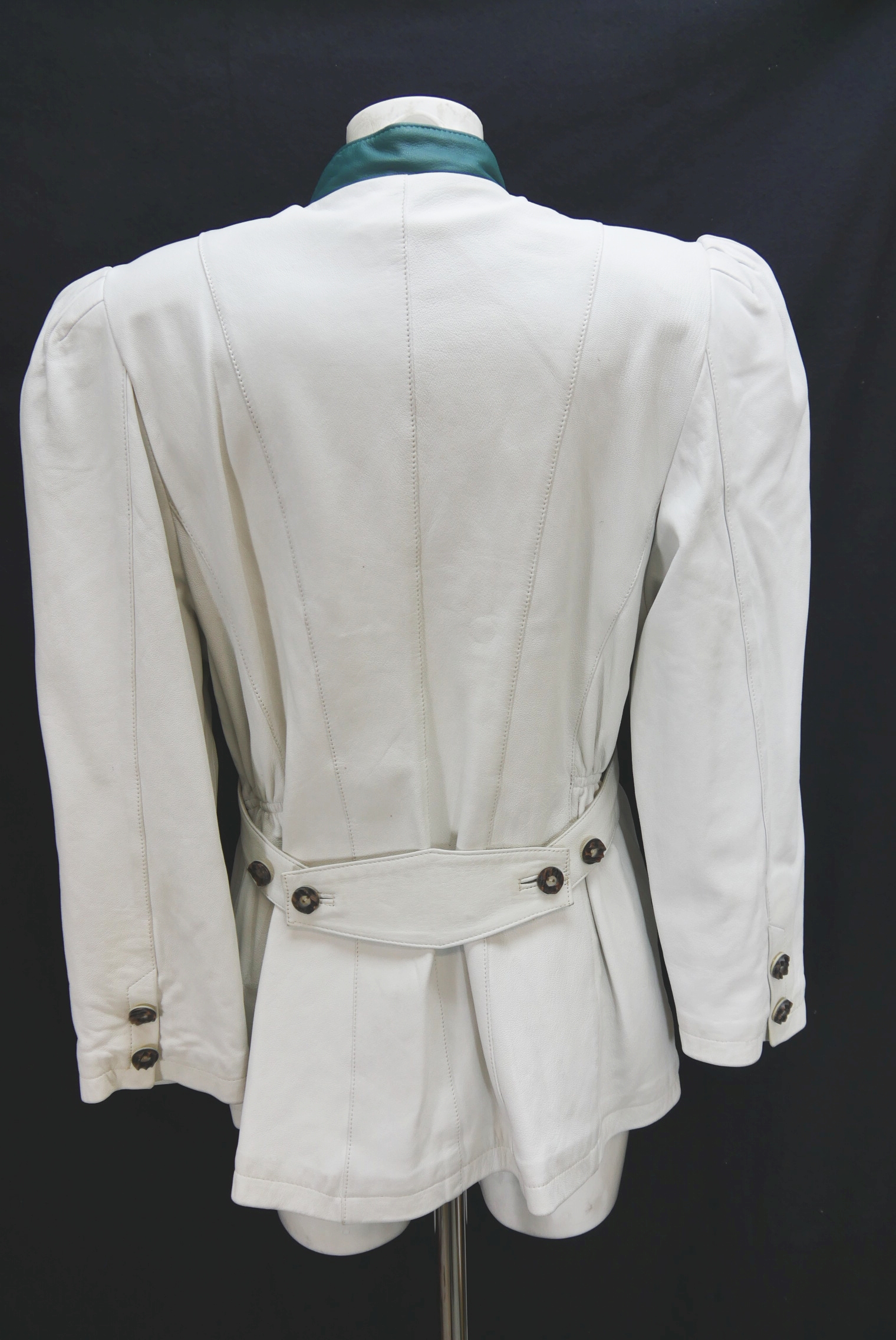 lederjacke-blazer-vintage-janker-damen-trachenjacke-leder-jacke-trachten-kurz-lang-sommer-individuell-tailliert-gebraucht-second-hand-80er-90er-lederjacke-dalo042-69