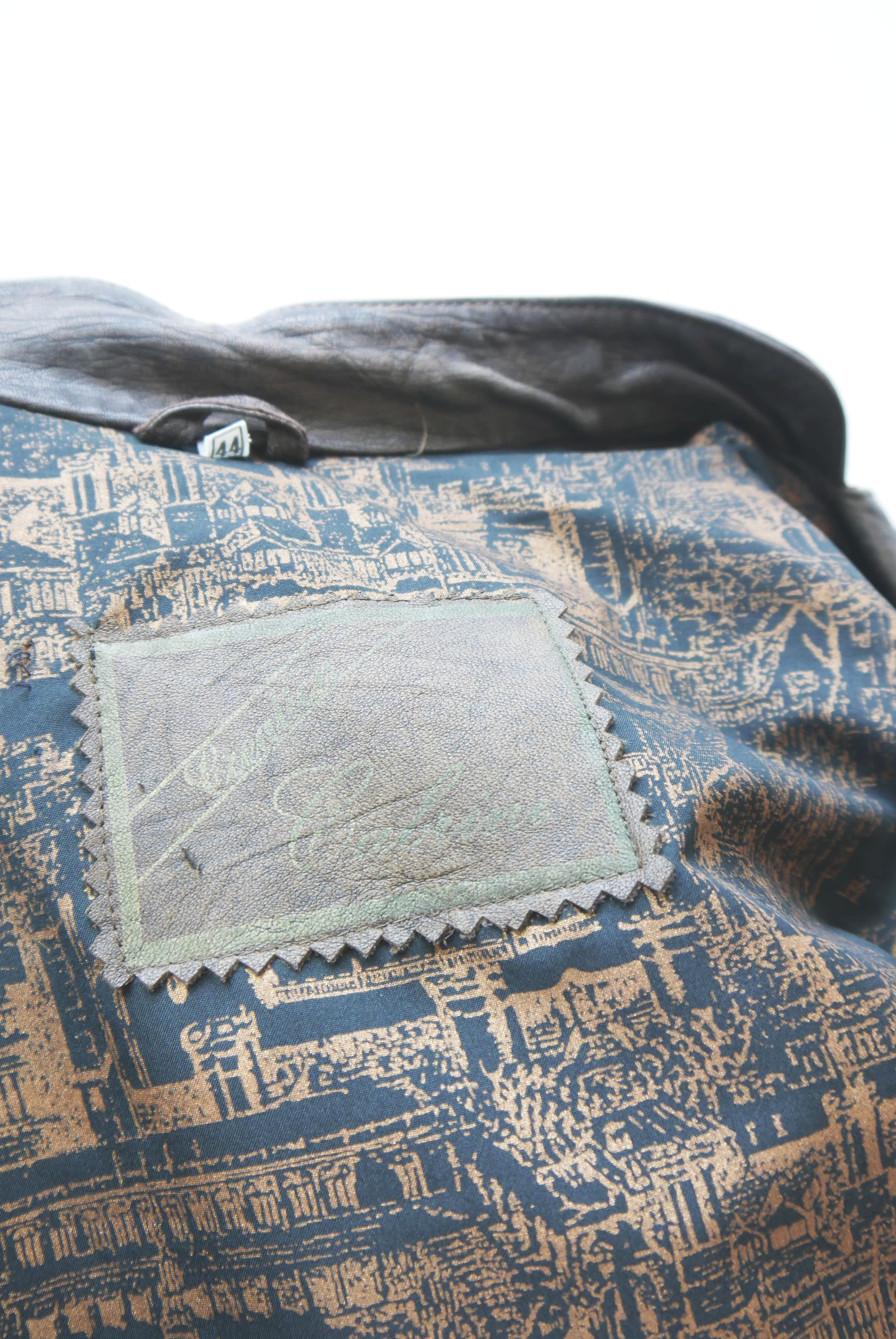 lederjacke-blazer-vintage-janker-damen-trachenjacke-leder-jacke-trachten-kurz-lang-sommer-individuell-tailliert-gebraucht-second-hand-80er-90er-lederjacke-dalo042-7