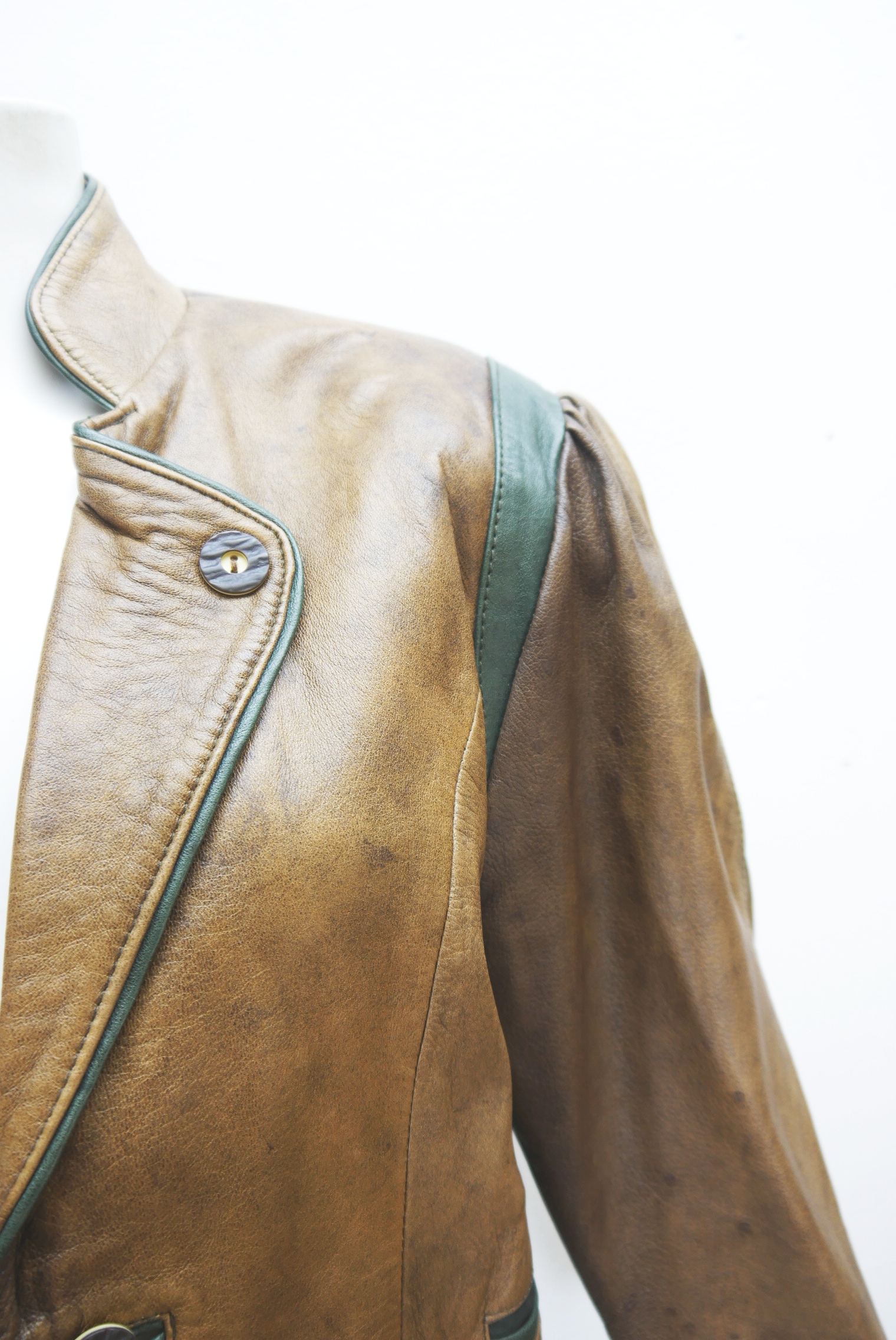 lederjacke-blazer-vintage-janker-damen-trachenjacke-leder-jacke-trachten-kurz-lang-sommer-individuell-tailliert-gebraucht-second-hand-80er-90er-lederjacke-dalo042-9