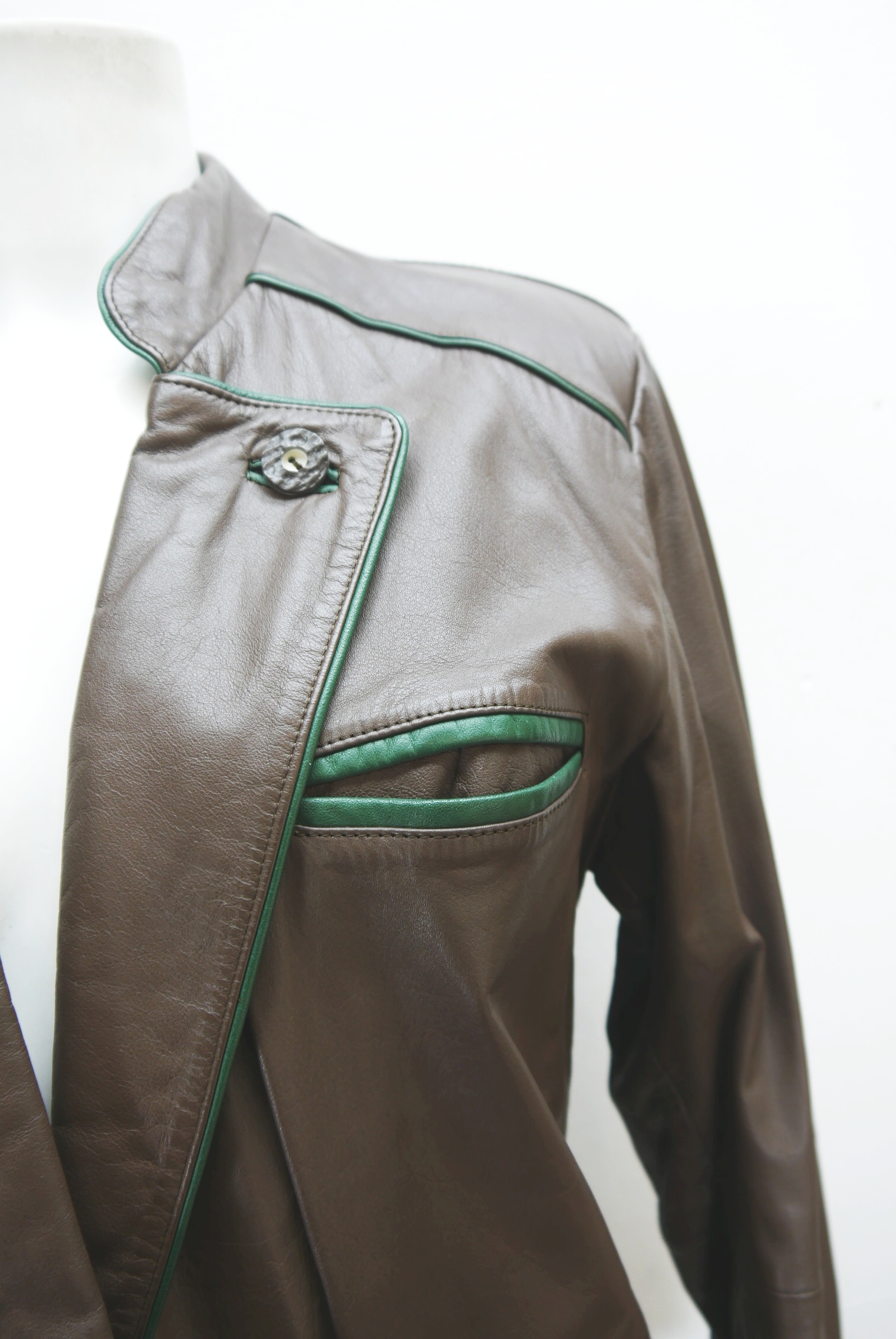 lederjacke-blazer-vintage-janker-damen-trachenjacke-leder-jacke-trachten-kurz-lang-sommer-individuell-tailliert-gebraucht-second-hand-80er-90er-lederjacke-dalo043-21