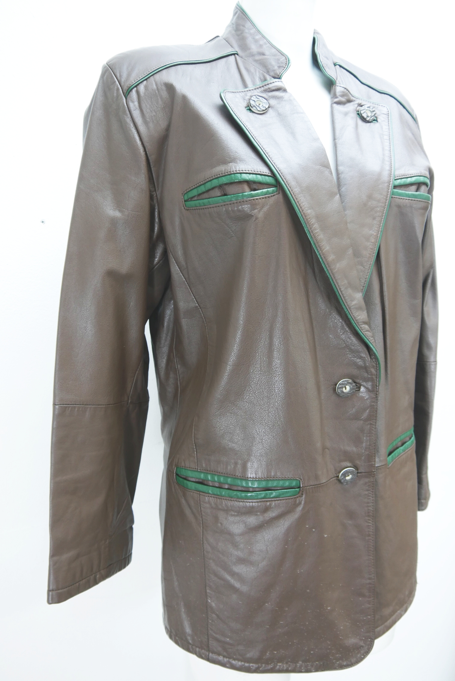 lederjacke-blazer-vintage-janker-damen-trachenjacke-leder-jacke-trachten-kurz-lang-sommer-individuell-tailliert-gebraucht-second-hand-80er-90er-lederjacke-dalo043-22