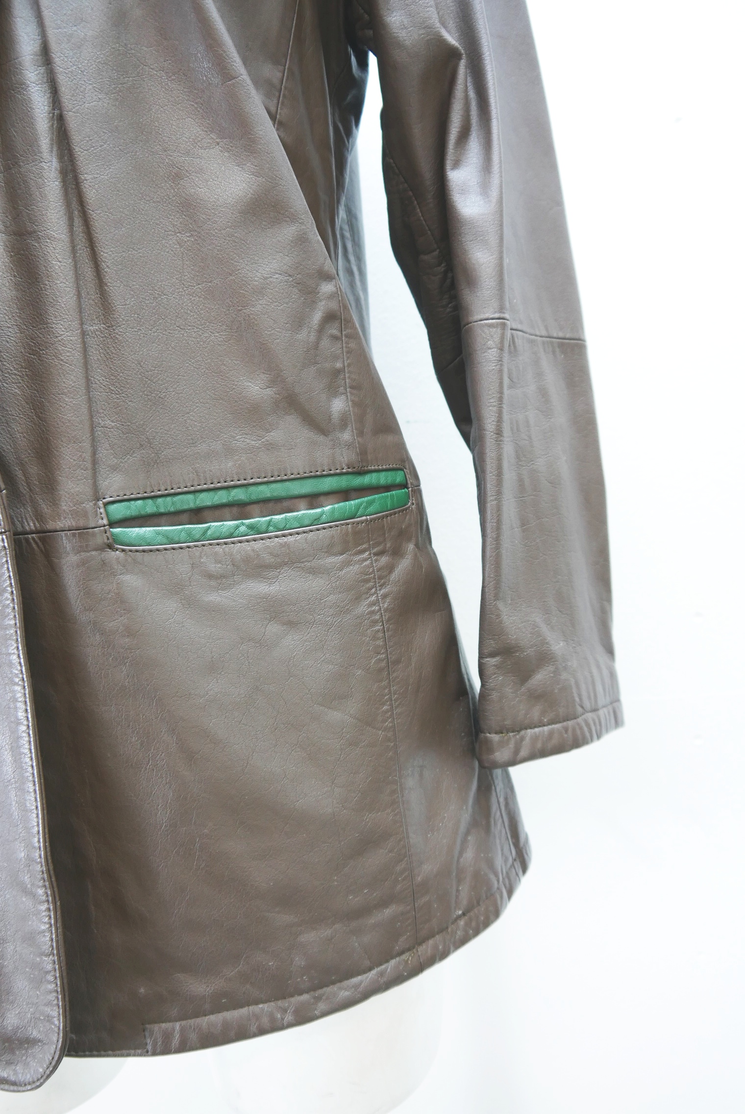 lederjacke-blazer-vintage-janker-damen-trachenjacke-leder-jacke-trachten-kurz-lang-sommer-individuell-tailliert-gebraucht-second-hand-80er-90er-lederjacke-dalo043-23