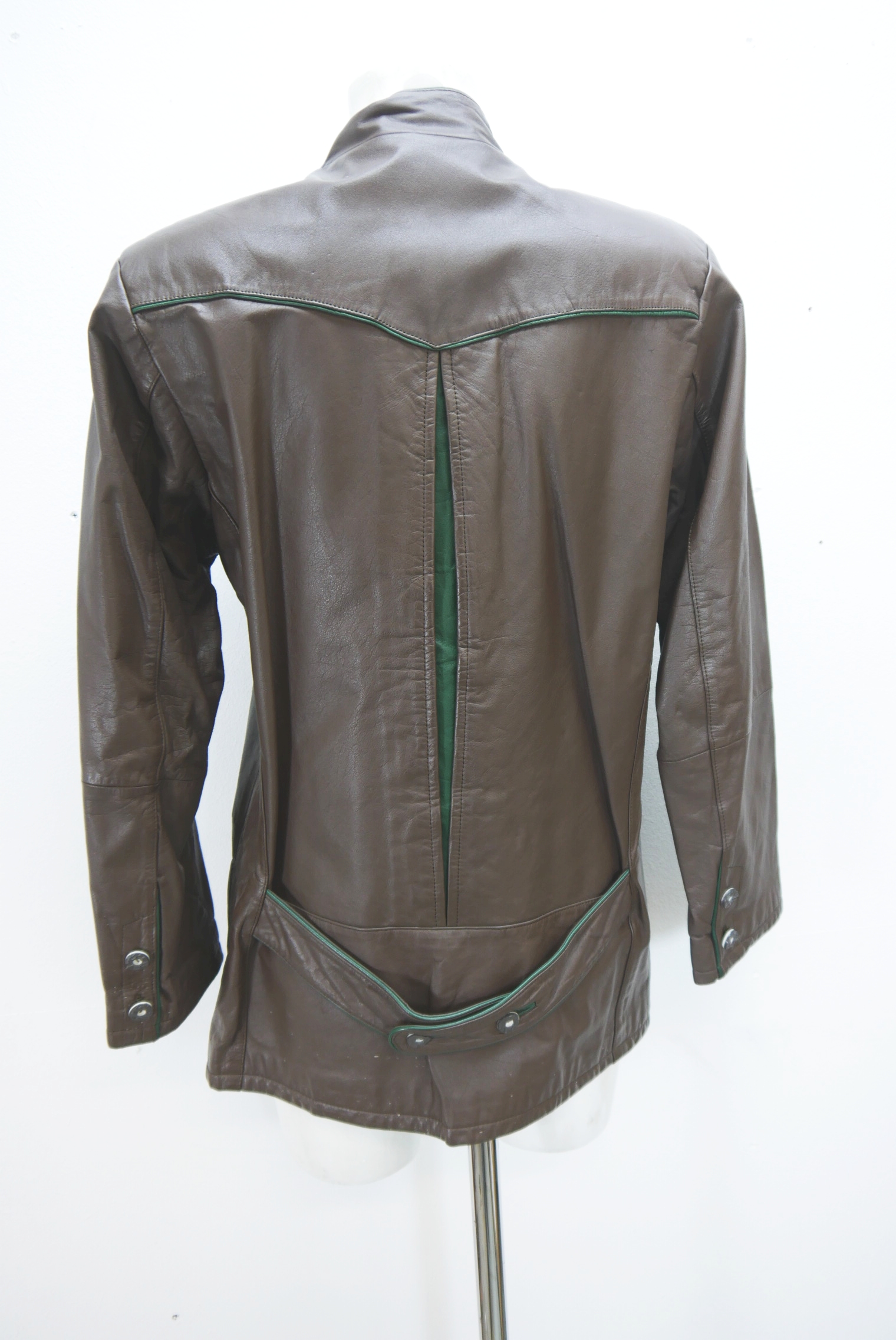 lederjacke-blazer-vintage-janker-damen-trachenjacke-leder-jacke-trachten-kurz-lang-sommer-individuell-tailliert-gebraucht-second-hand-80er-90er-lederjacke-dalo043-24