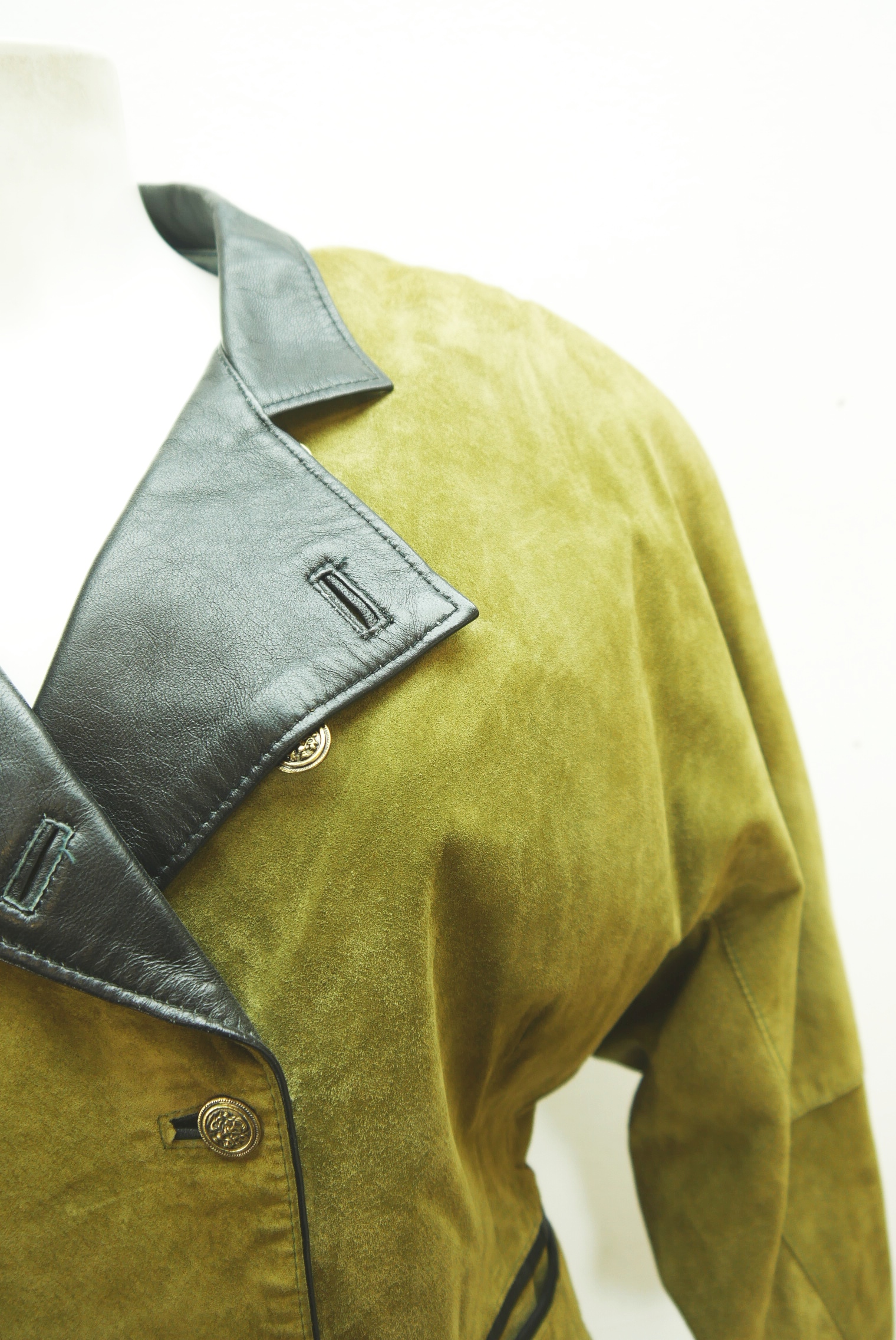 lederjacke-blazer-vintage-janker-damen-trachenjacke-leder-jacke-trachten-kurz-lang-sommer-individuell-tailliert-gebraucht-second-hand-80er-90er-lederjacke-dalo043-8