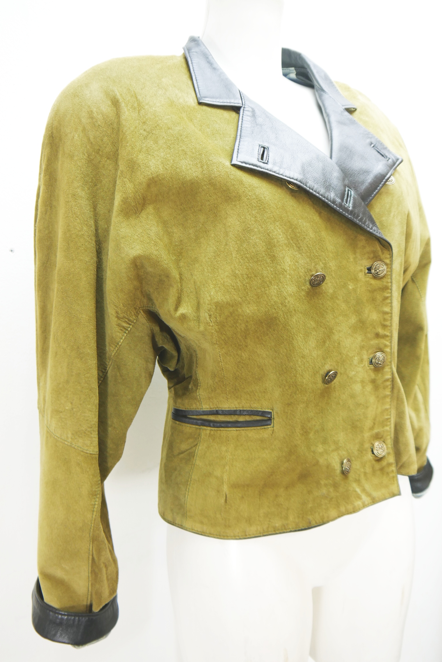 lederjacke-blazer-vintage-janker-damen-trachenjacke-leder-jacke-trachten-kurz-lang-sommer-individuell-tailliert-gebraucht-second-hand-80er-90er-lederjacke-dalo043-9