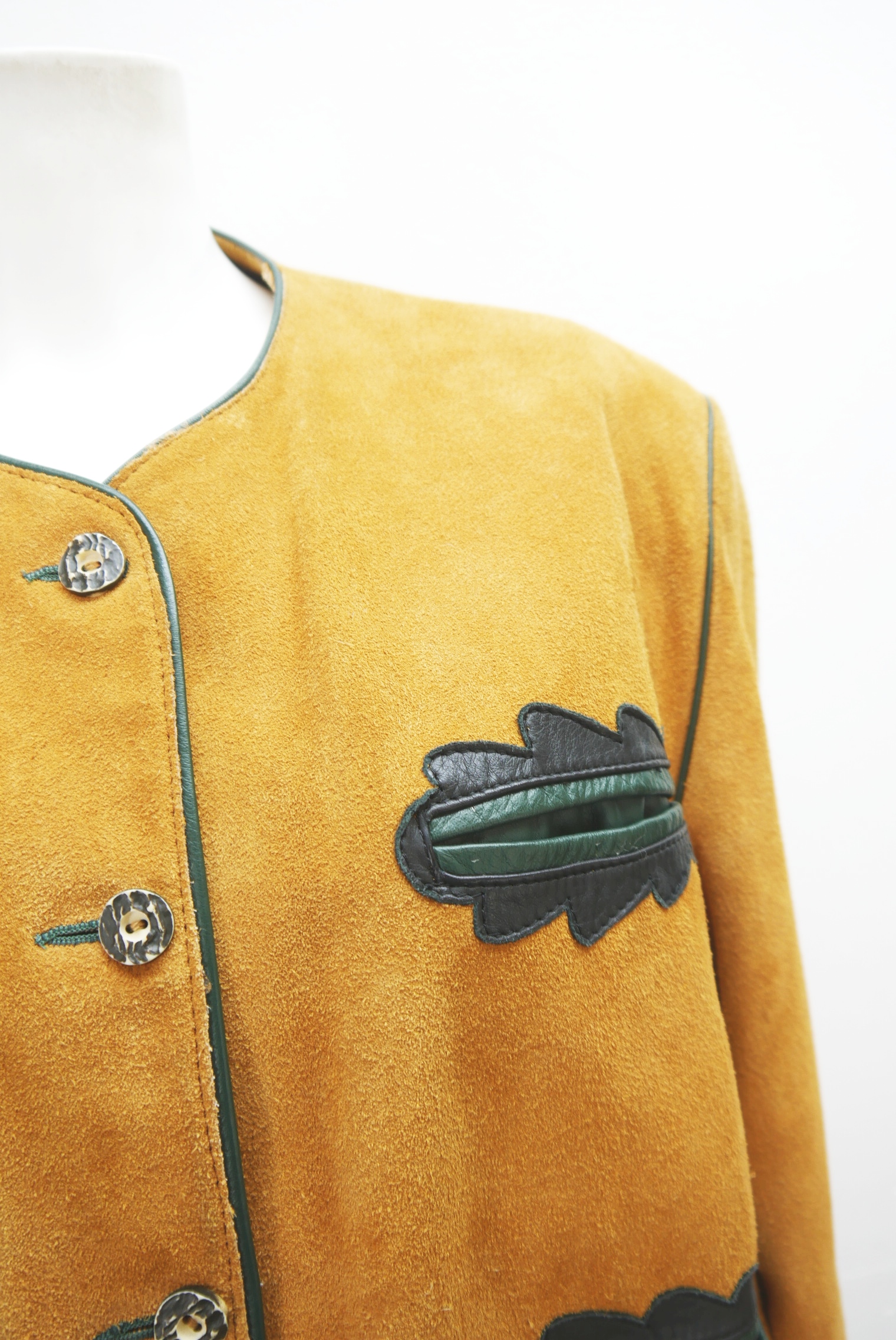 lederjacke-blazer-vintage-janker-damen-trachenjacke-leder-jacke-trachten-kurz-lang-sommer-individuell-tailliert-gebraucht-second-hand-80er-90er-lederjacke-dalo044-27