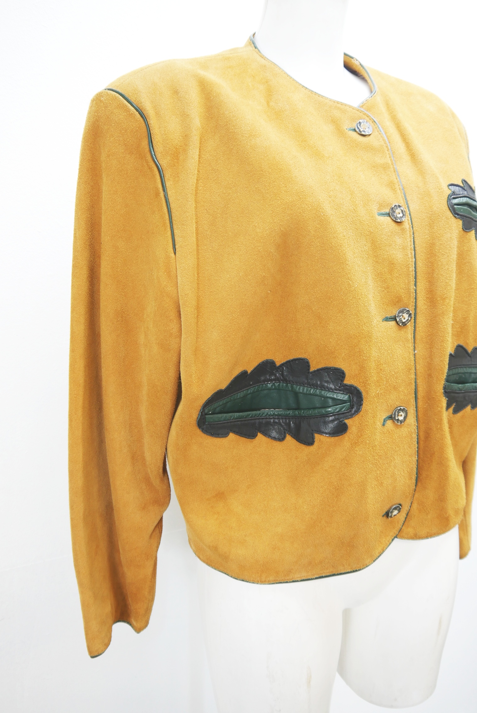 lederjacke-blazer-vintage-janker-damen-trachenjacke-leder-jacke-trachten-kurz-lang-sommer-individuell-tailliert-gebraucht-second-hand-80er-90er-lederjacke-dalo044-28