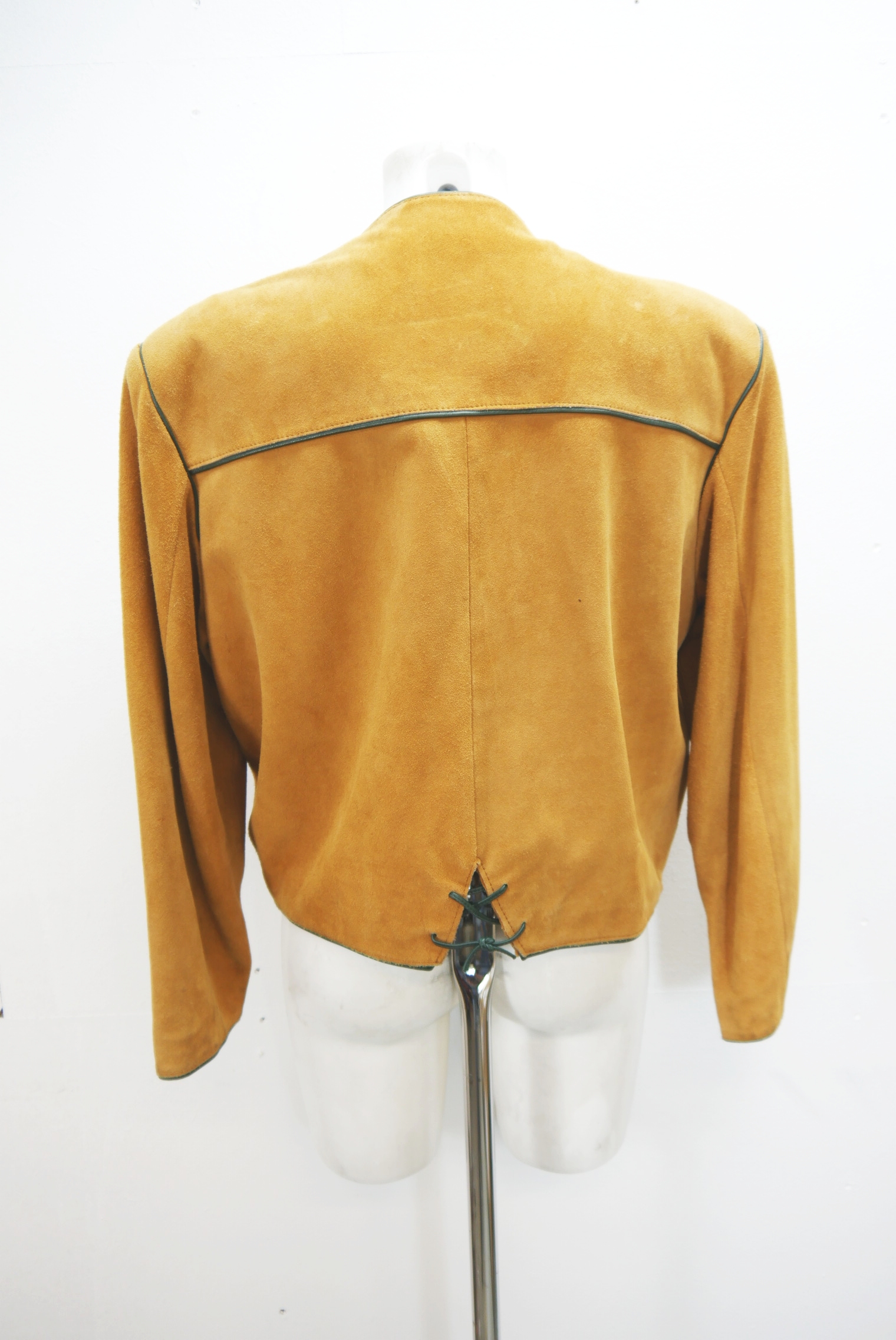 lederjacke-blazer-vintage-janker-damen-trachenjacke-leder-jacke-trachten-kurz-lang-sommer-individuell-tailliert-gebraucht-second-hand-80er-90er-lederjacke-dalo044-30