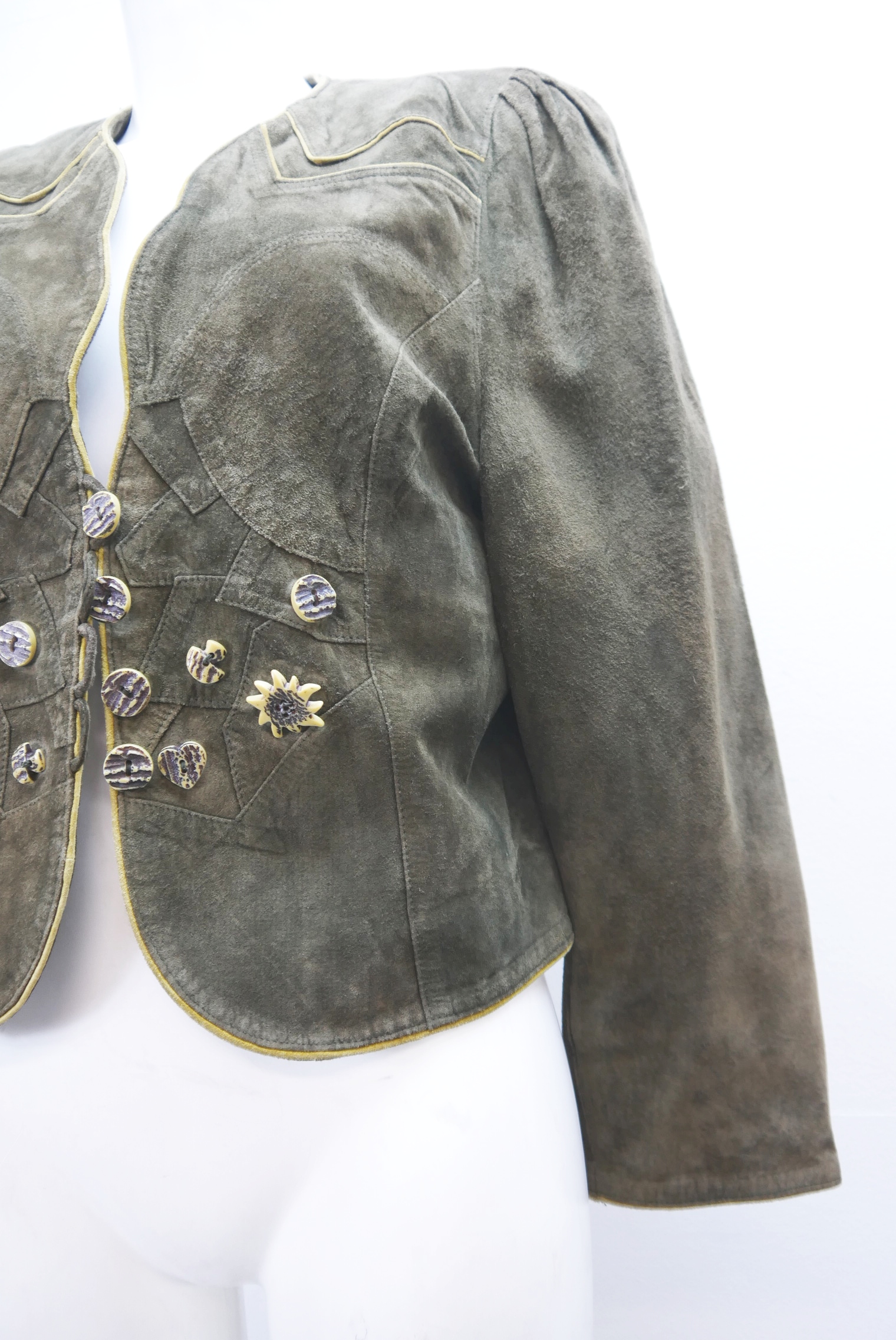 lederjacke-blazer-vintage-janker-damen-trachenjacke-leder-jacke-trachten-kurz-lang-sommer-individuell-tailliert-gebraucht-second-hand-80er-90er-lederjacke-dalo044-60